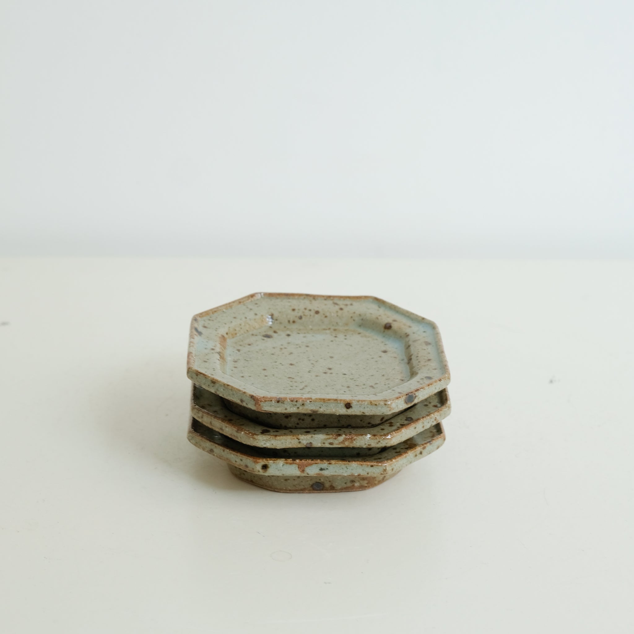 Assiette octogonale D10cm - gris vert brillant de Yoh Kashiwai chez Brutal Ceramics
