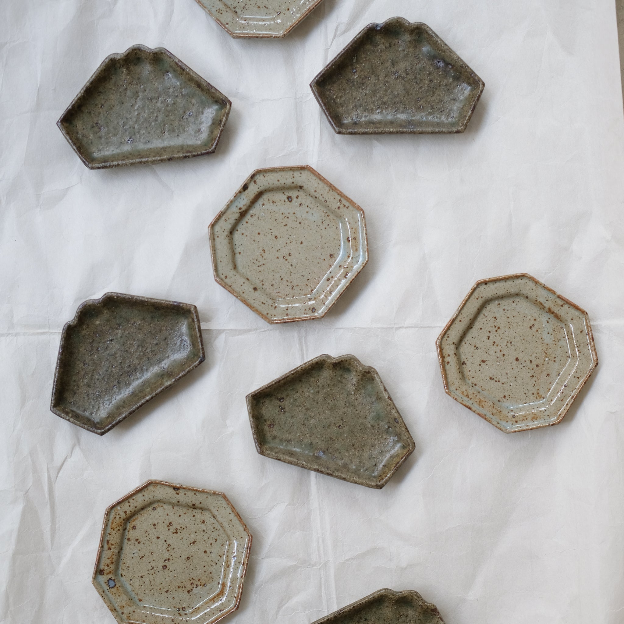 Assiette octogonale D10cm - gris vert brillant de Yoh Kashiwai chez Brutal Ceramics