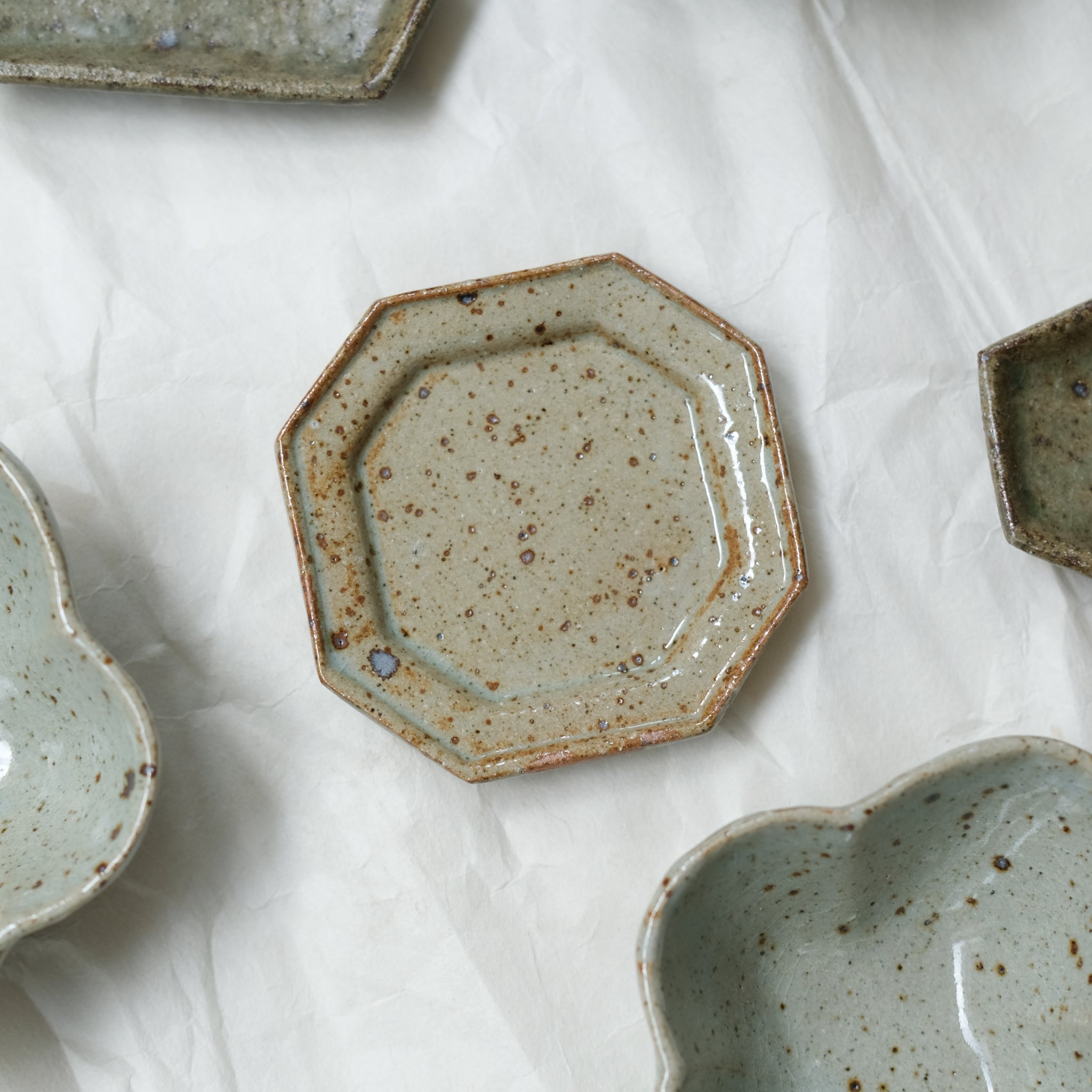 Assiette octogonale D10cm - gris vert brillant de Yoh Kashiwai chez Brutal Ceramics