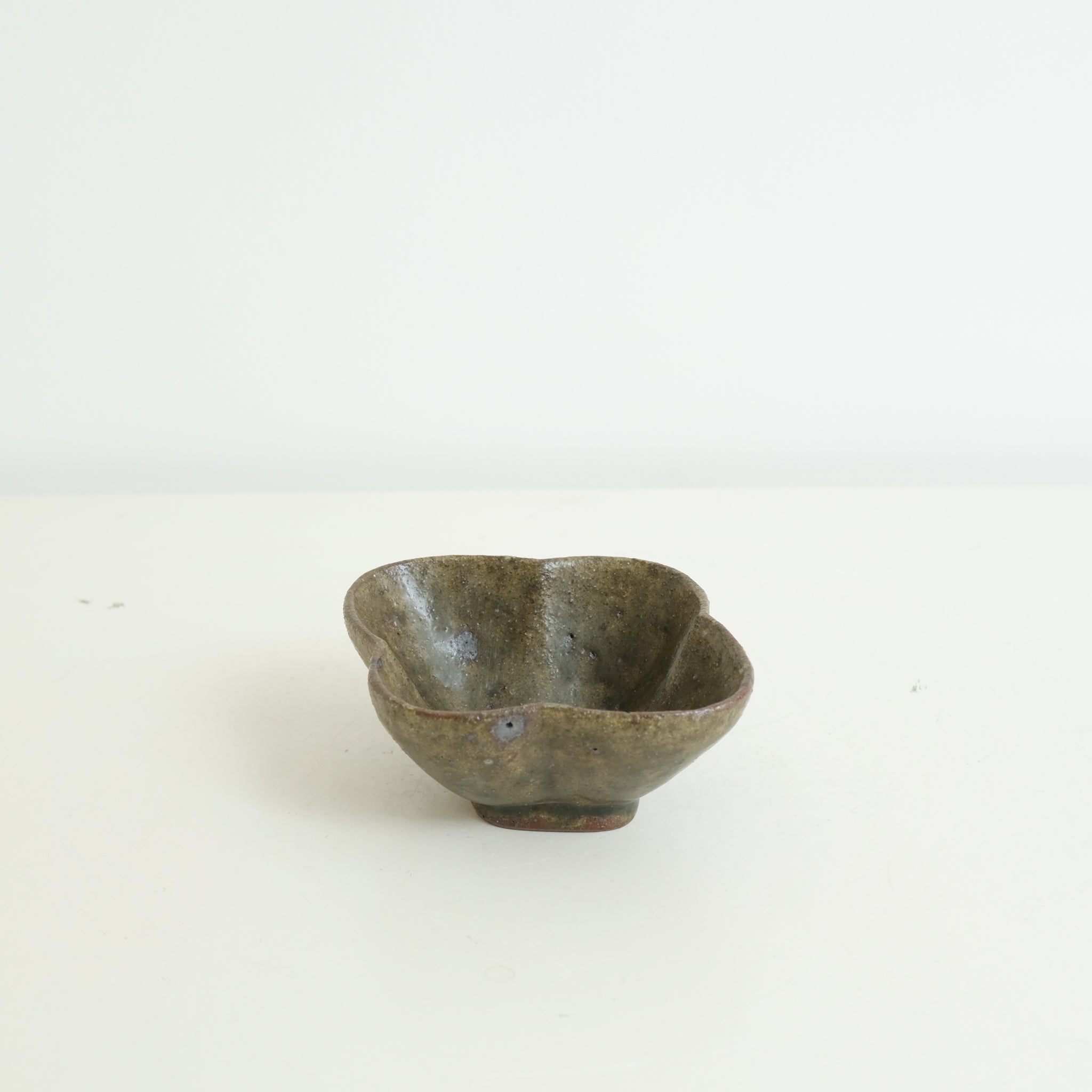 Bol "fleurs" L 12cm en grès - vert foncé de Yoh Kashiwai chez Brutal Ceramics