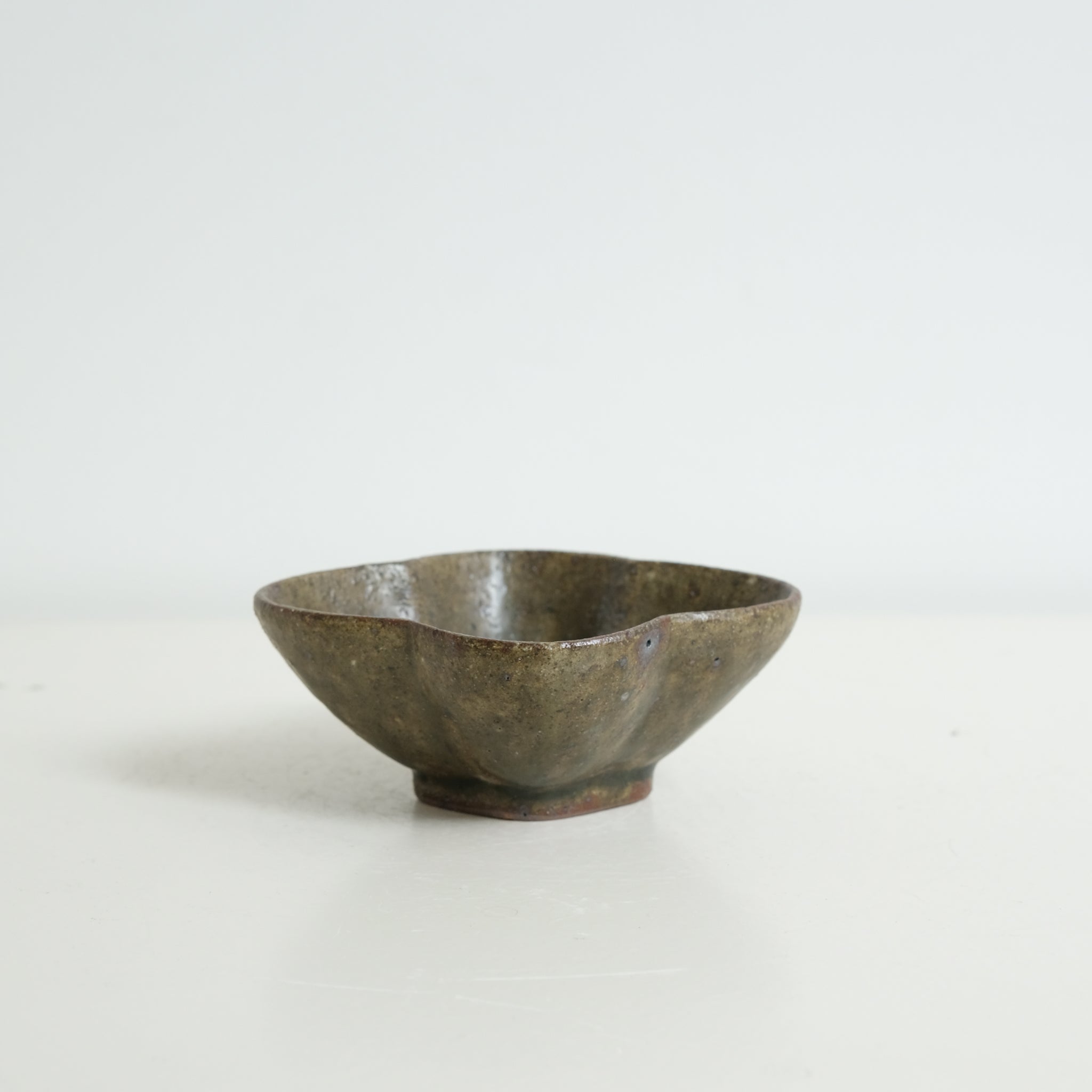Bol "fleurs" L 12cm en grès - vert foncé de Yoh Kashiwai chez Brutal Ceramics