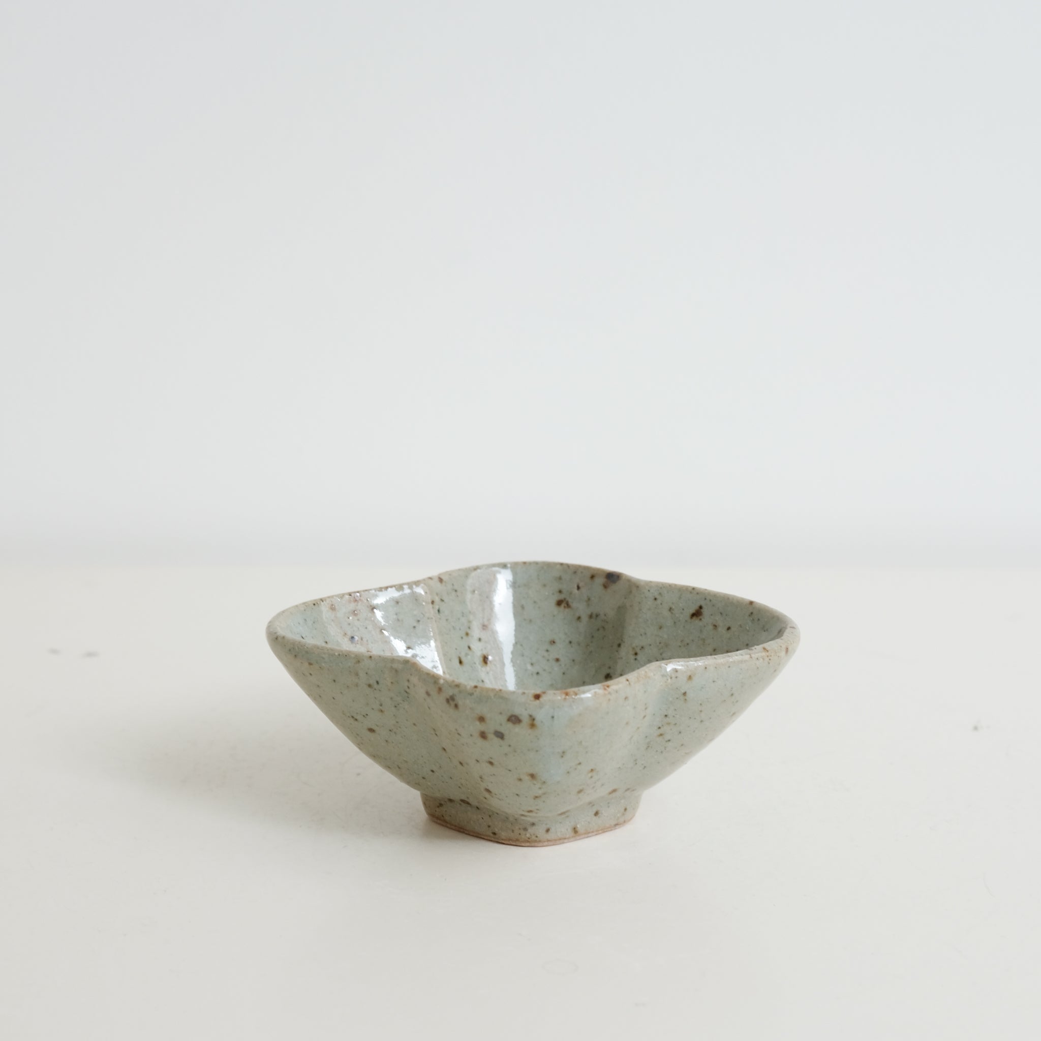 Bol "fleurs" L 12cm en grès - vert clair brillant de Yoh Kashiwai chez Brutal Ceramics