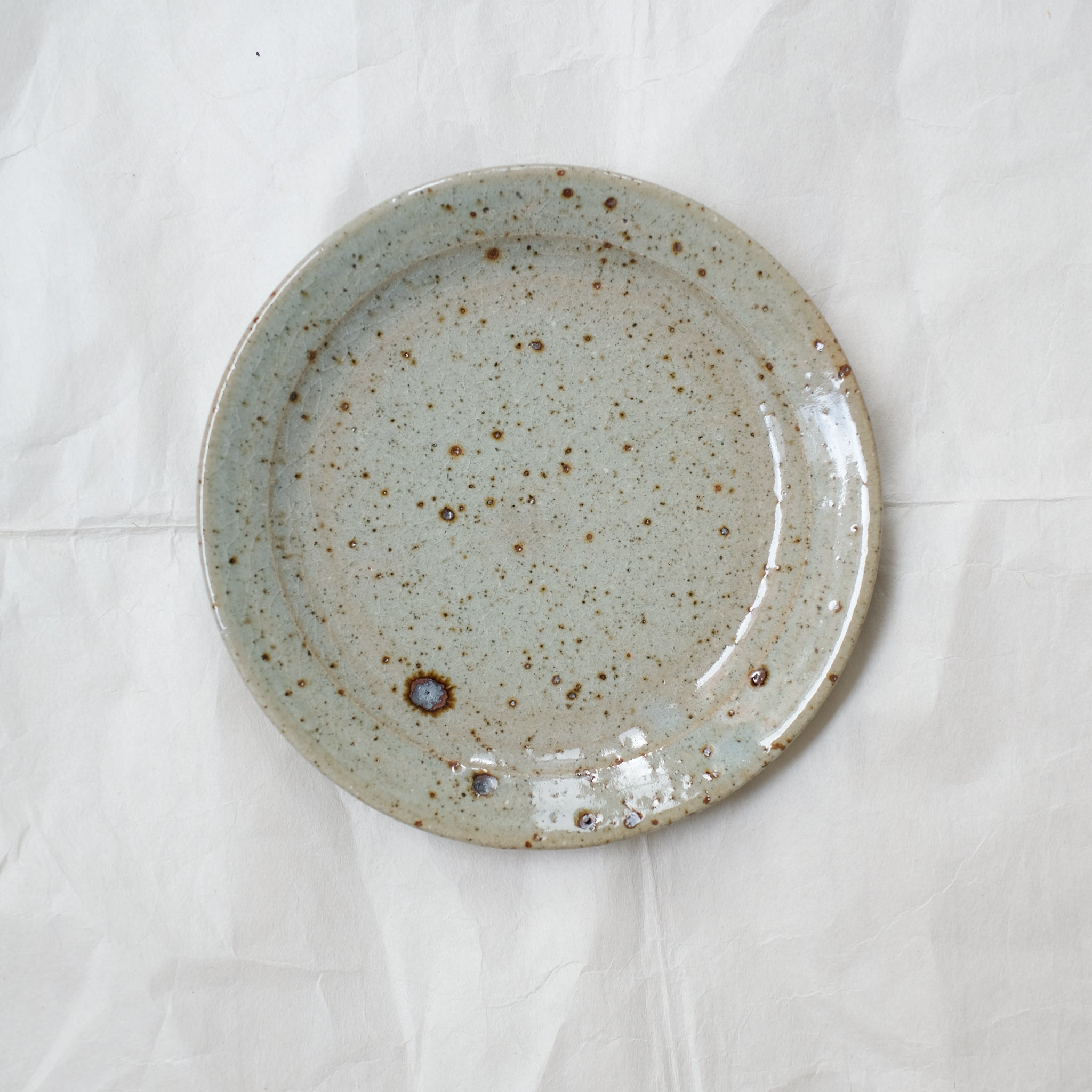 Assiette en grès D 16,5cm - gris vert brillant de Yoh Kashiwai chez Brutal Ceramics