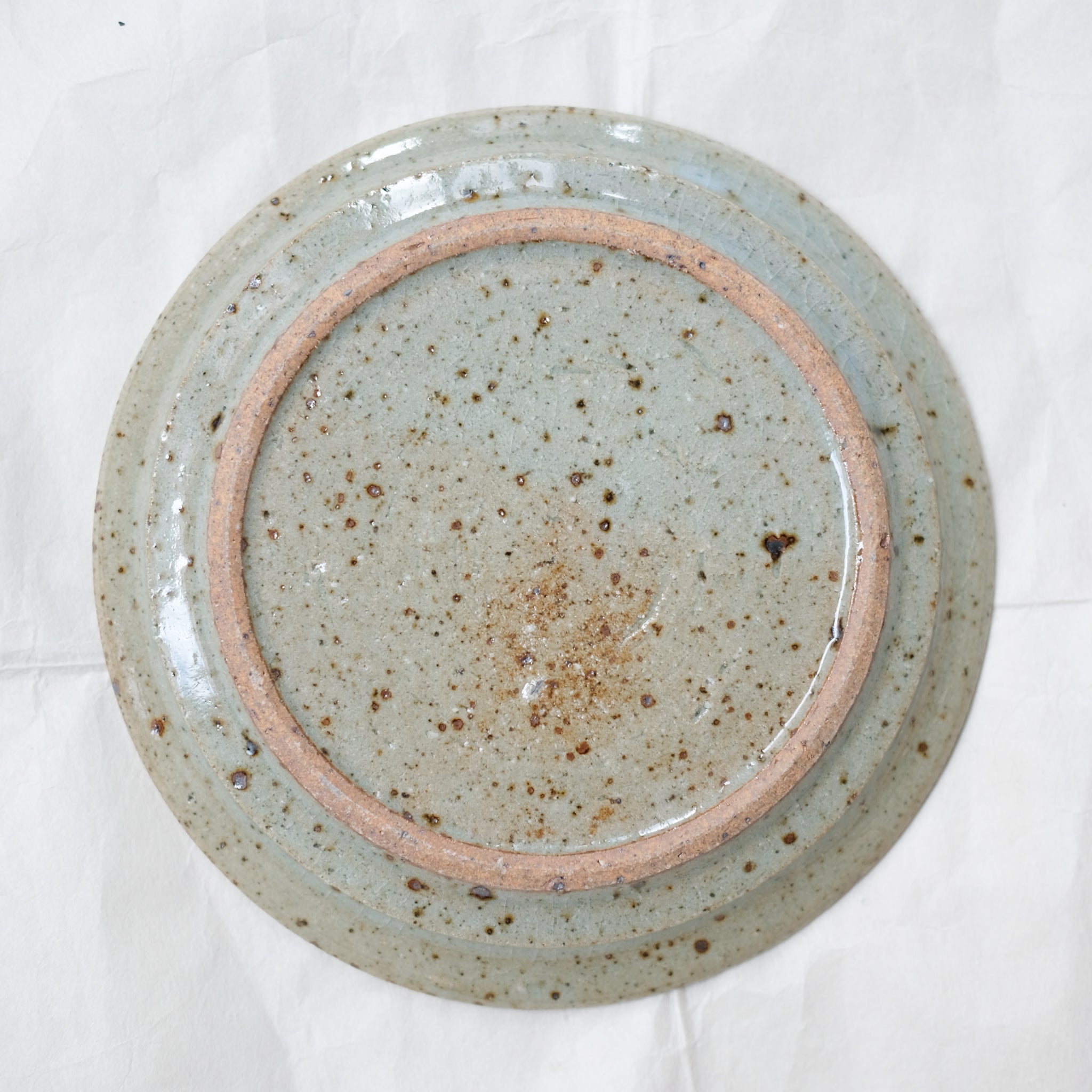 Assiette en grès D 16,5cm - gris vert brillant de Yoh Kashiwai chez Brutal Ceramics