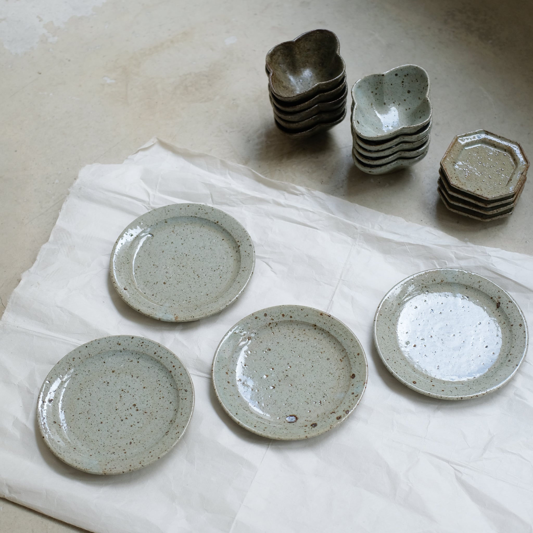 Assiette en grès D 16,5cm - gris vert brillant de Yoh Kashiwai chez Brutal Ceramics