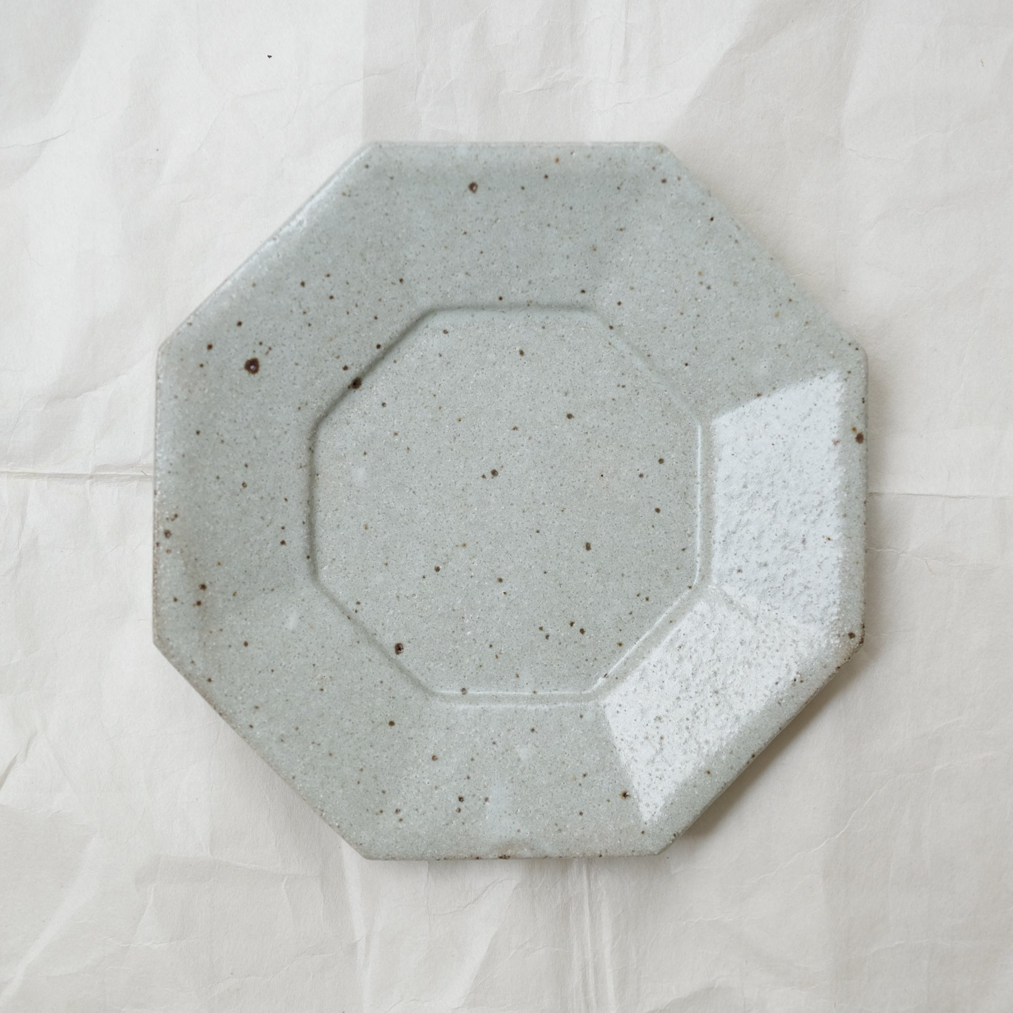 Assiette octogonale en grès D 19cm - blanc gris de Yoh Kashiwai chez Brutal Ceramics