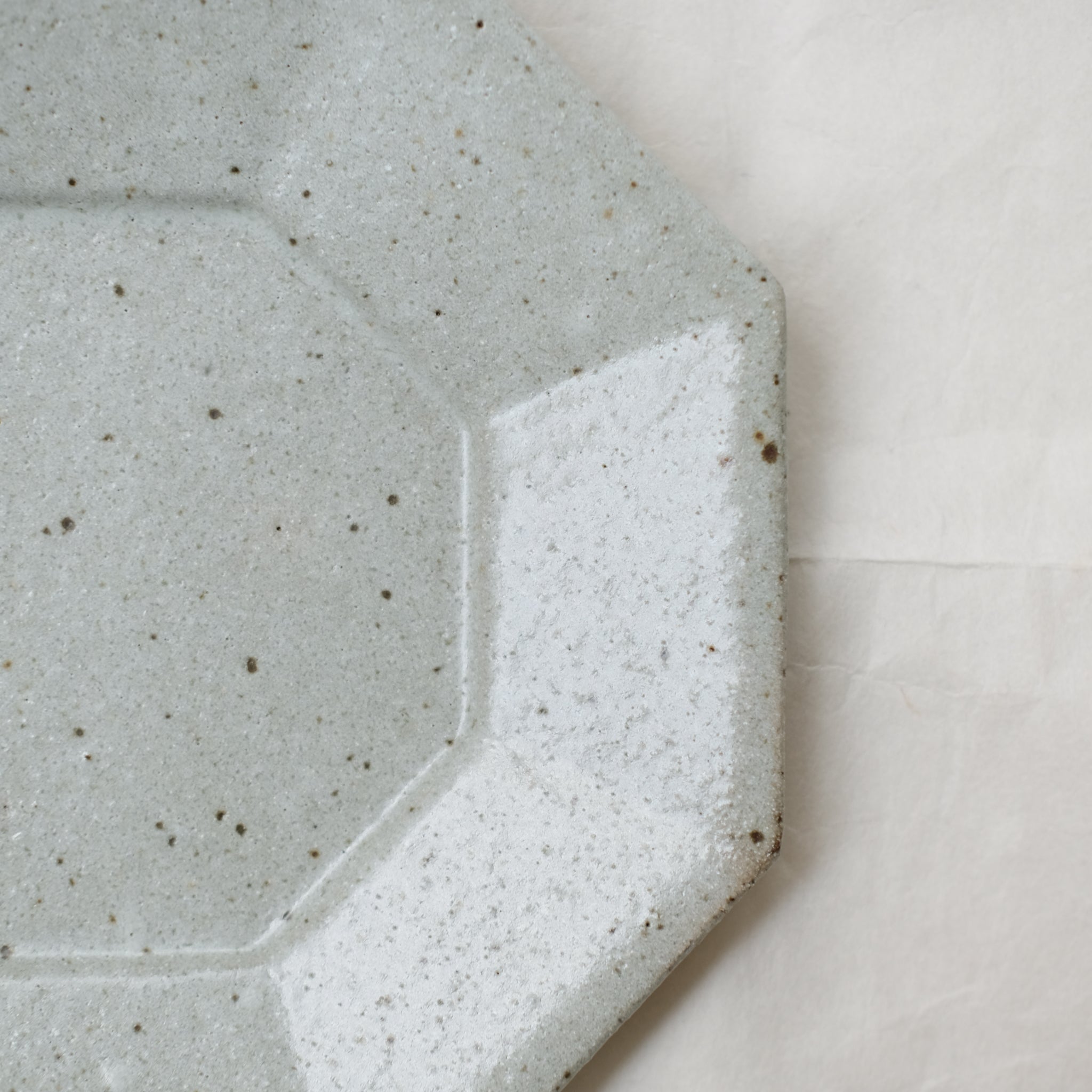 Assiette octogonale en grès D 19cm - blanc gris de Yoh Kashiwai chez Brutal Ceramics