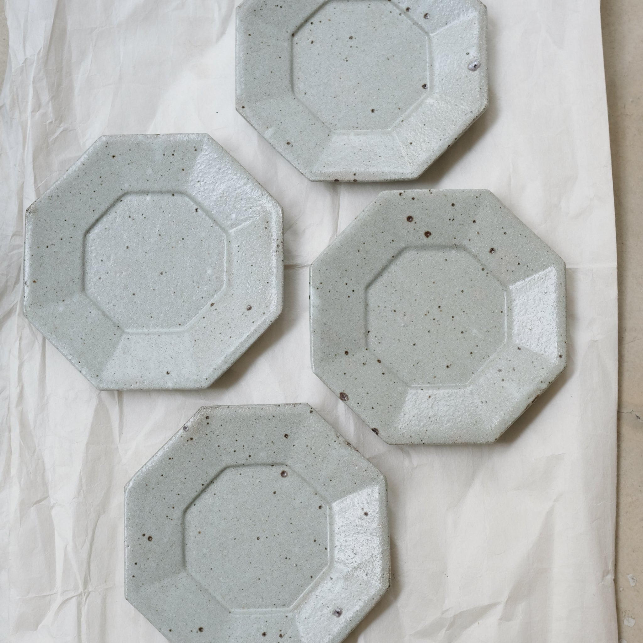 Assiette octogonale en grès D 19cm - blanc gris de Yoh Kashiwai chez Brutal Ceramics