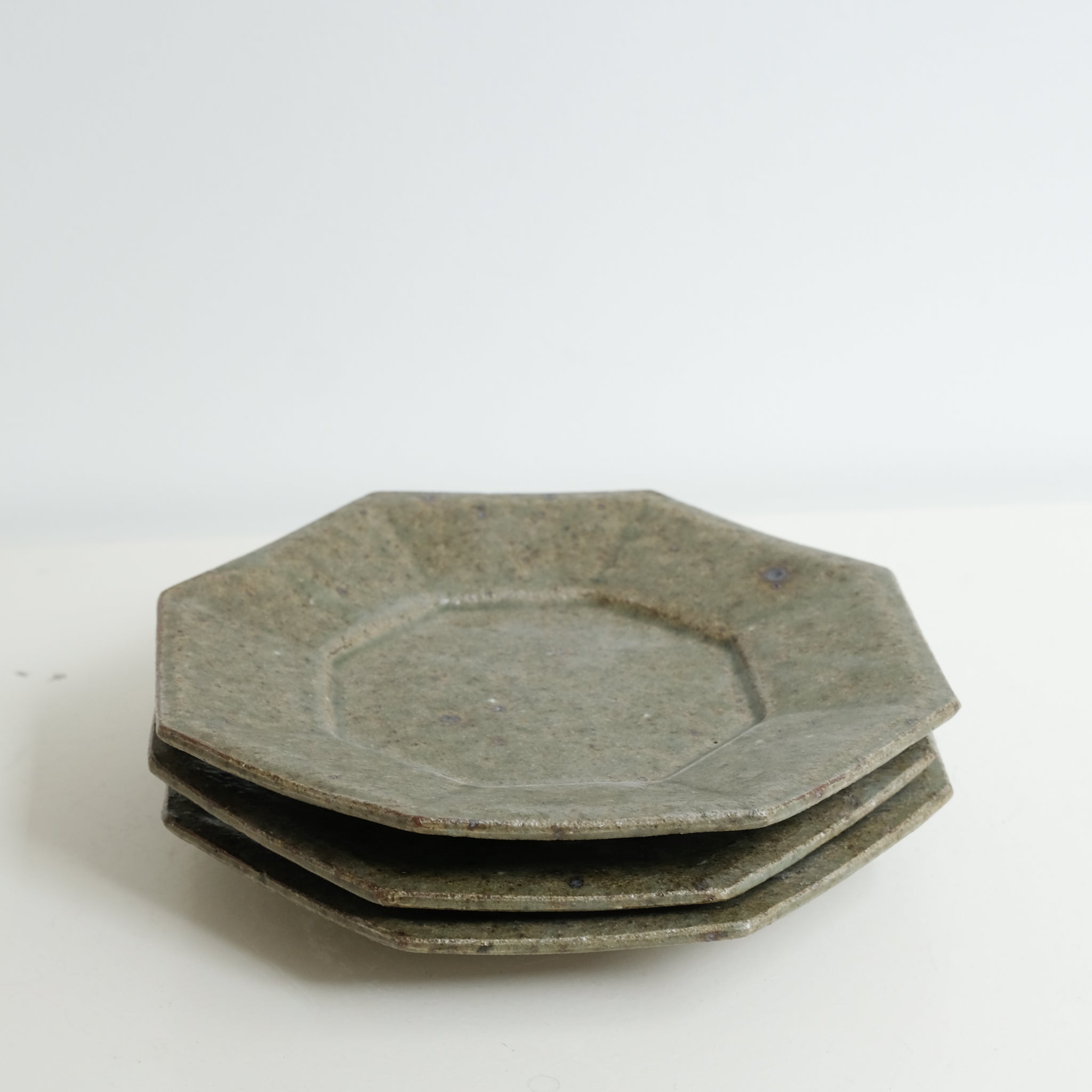 Assiette octogonale en grès D 19cm - vert foncé de Yoh Kashiwai chez Brutal Ceramics