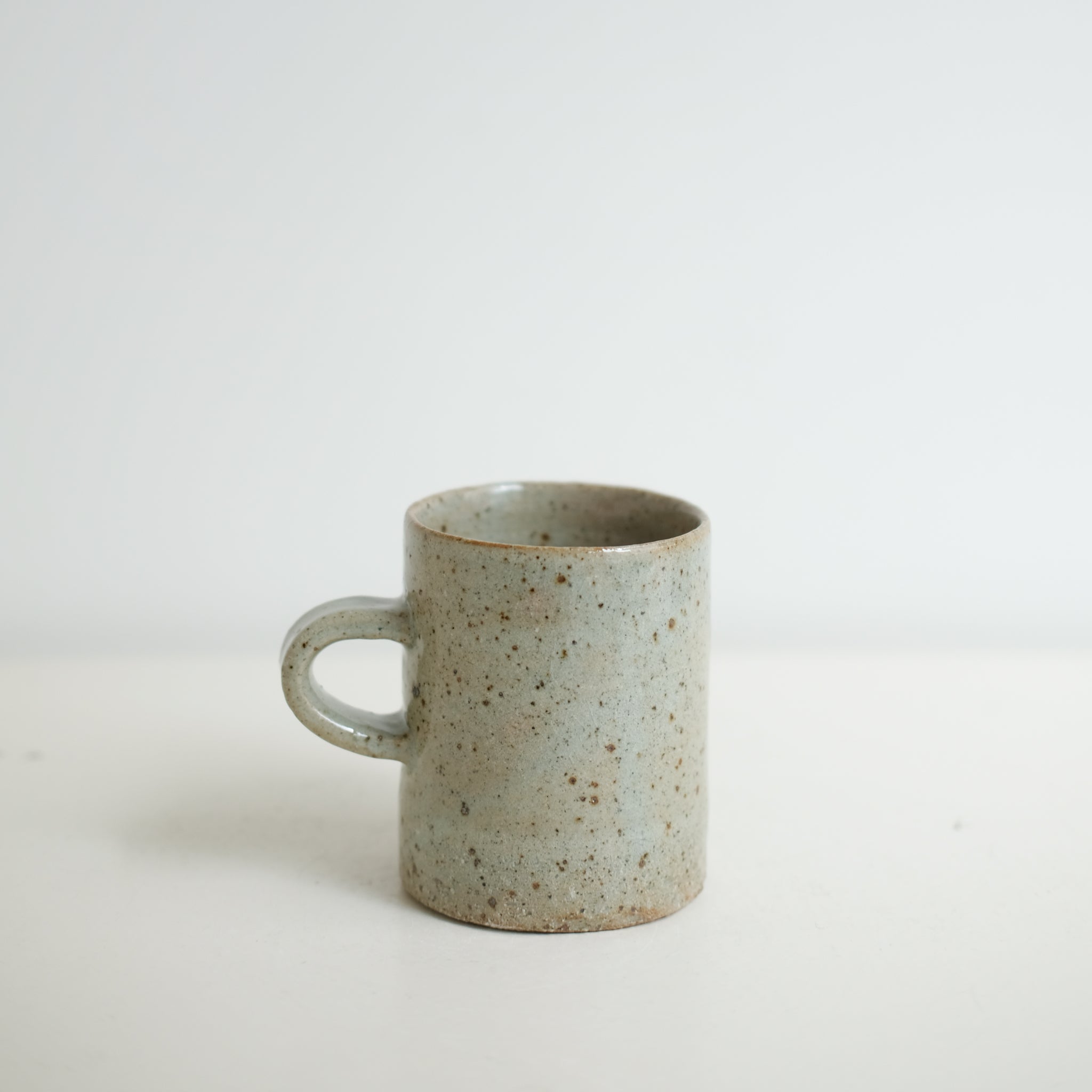 Tasse en grès 170ml - gris vert brillant de Yoh Kashiwai chez Brutal Ceramics
