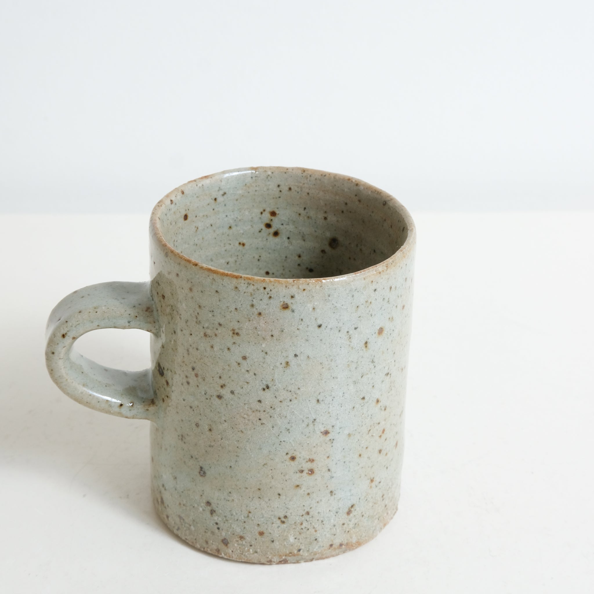 Tasse en grès 170ml - gris vert brillant de Yoh Kashiwai chez Brutal Ceramics
