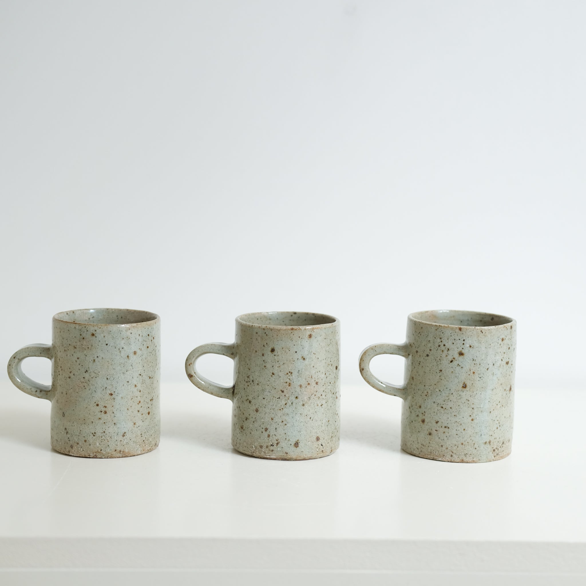 Tasse en grès 170ml - gris vert brillant de Yoh Kashiwai chez Brutal Ceramics
