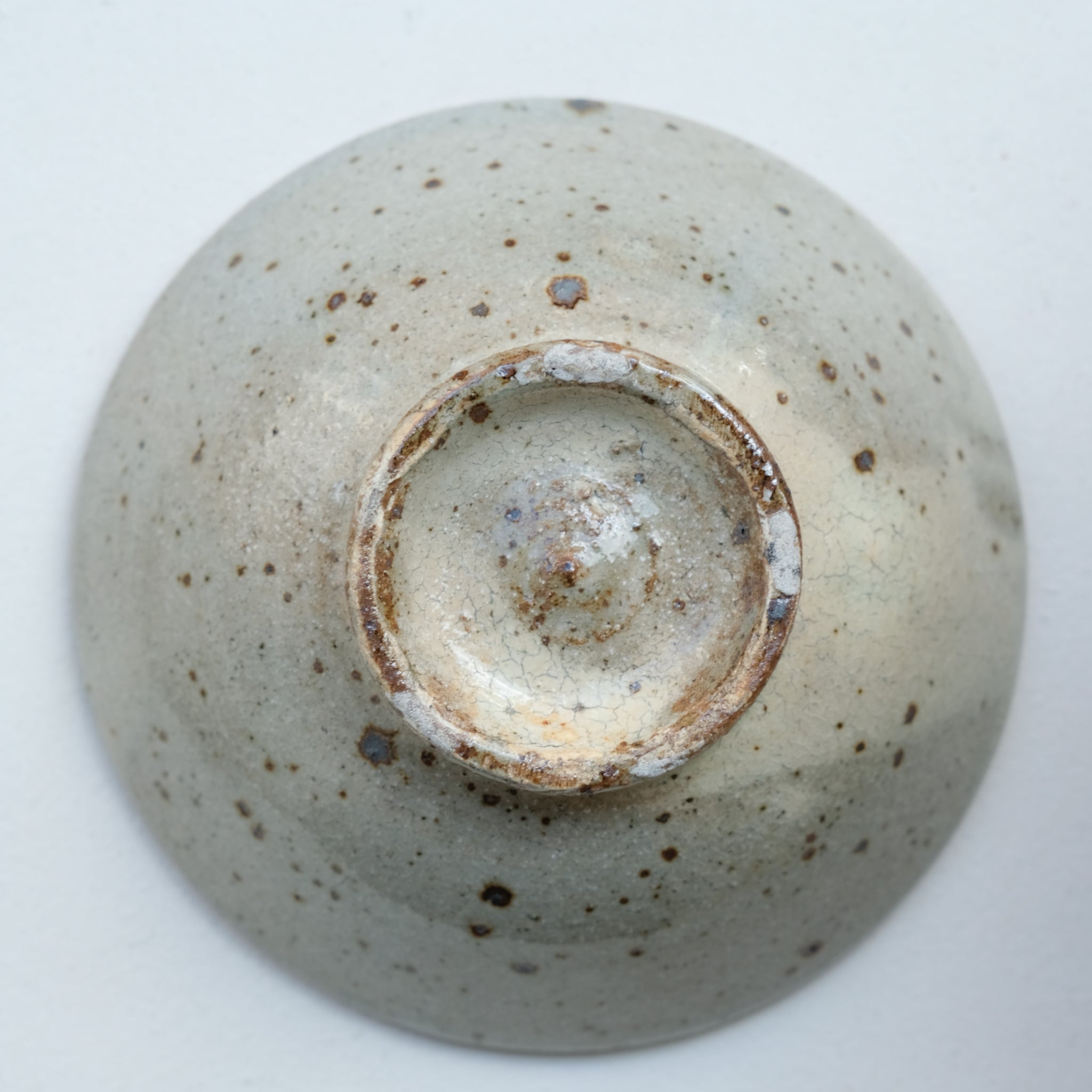 Bol en grès D 13,5cm - gris clair de Yoh Kashiwai chez Brutal Ceramics