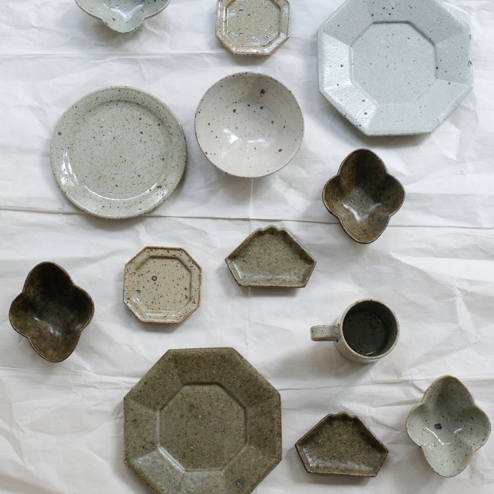 Assiette octogonale D10cm - gris vert brillant de Yoh Kashiwai chez Brutal Ceramics