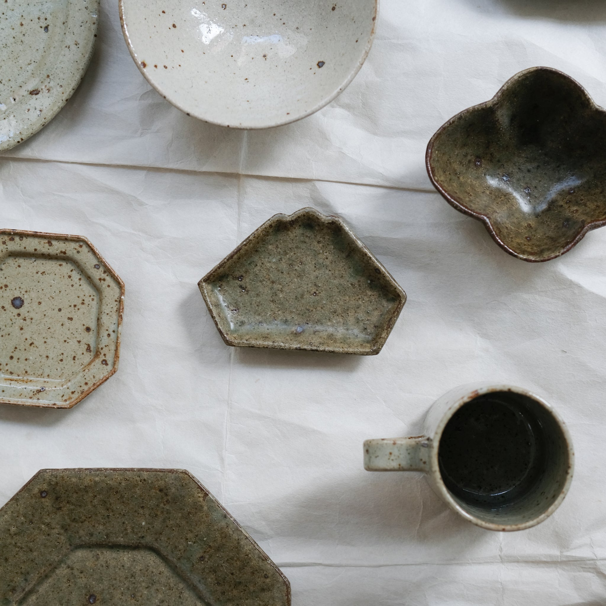 Assiette "montagne" en grès L 11cm - vert foncé de Yoh Kashiwai chez Brutal Ceramics