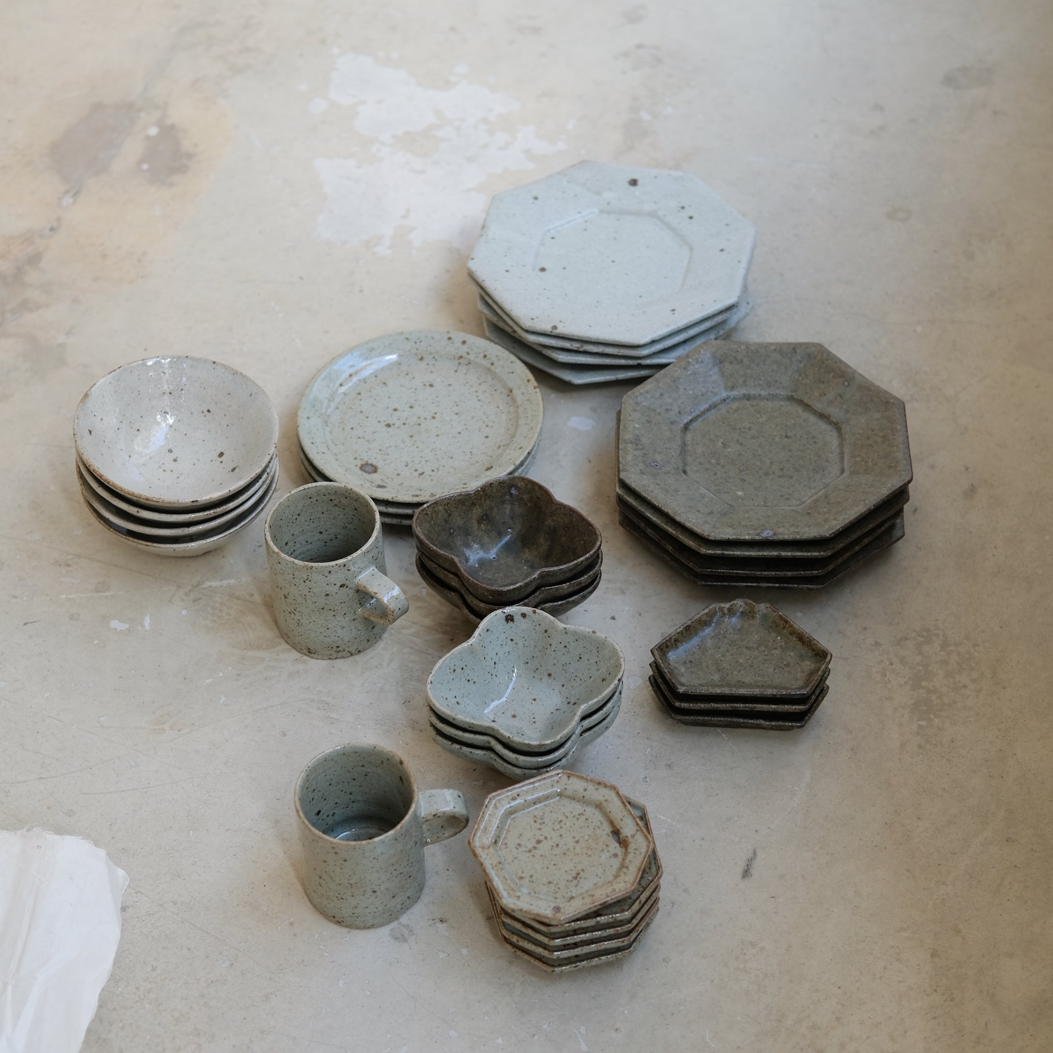 Assiette "montagne" en grès L 11cm - vert foncé de Yoh Kashiwai chez Brutal Ceramics