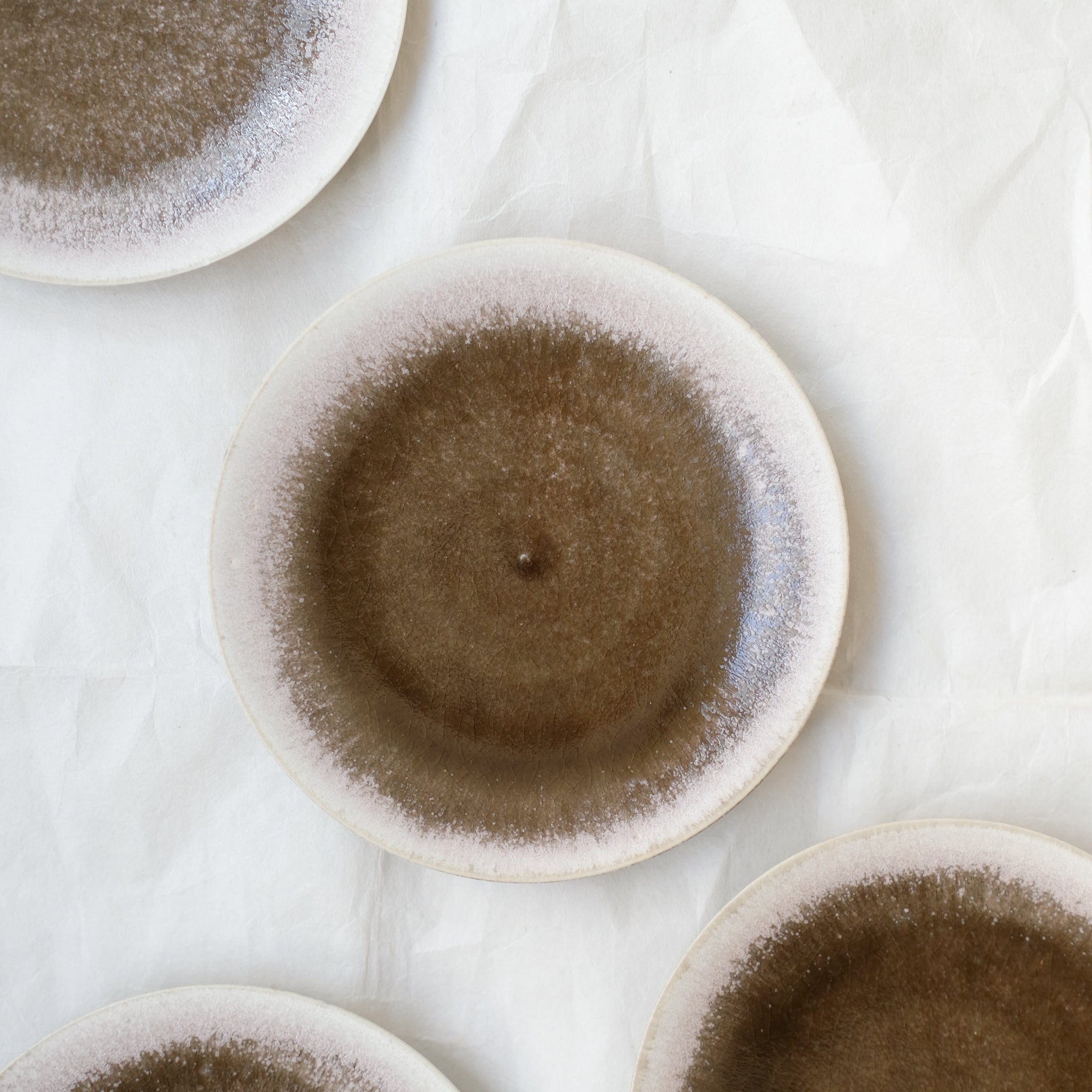 Assiette en grès D 15cm - sakura de Yuka Owada chez Brutal Ceramics
