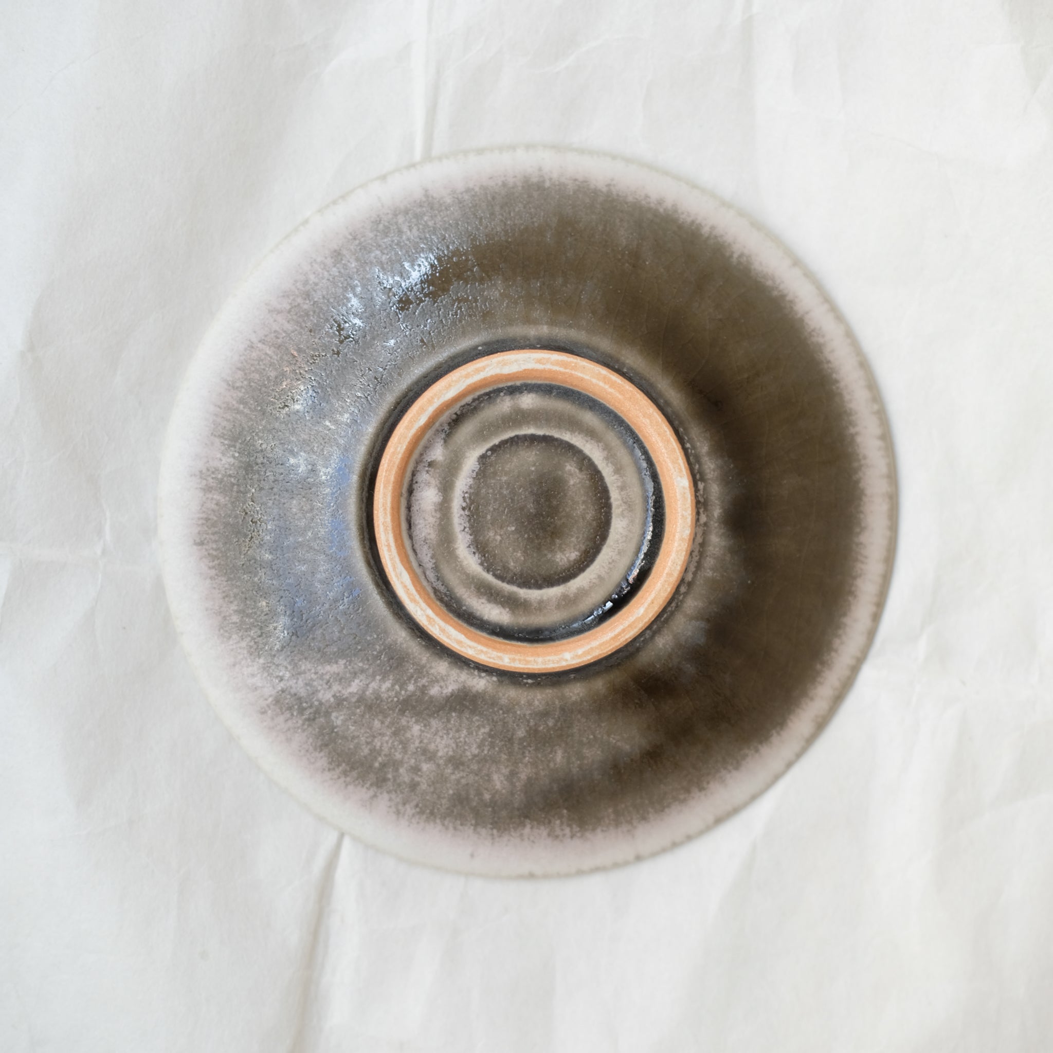 Assiette en grès D 15cm - sakura de Yuka Owada chez Brutal Ceramics