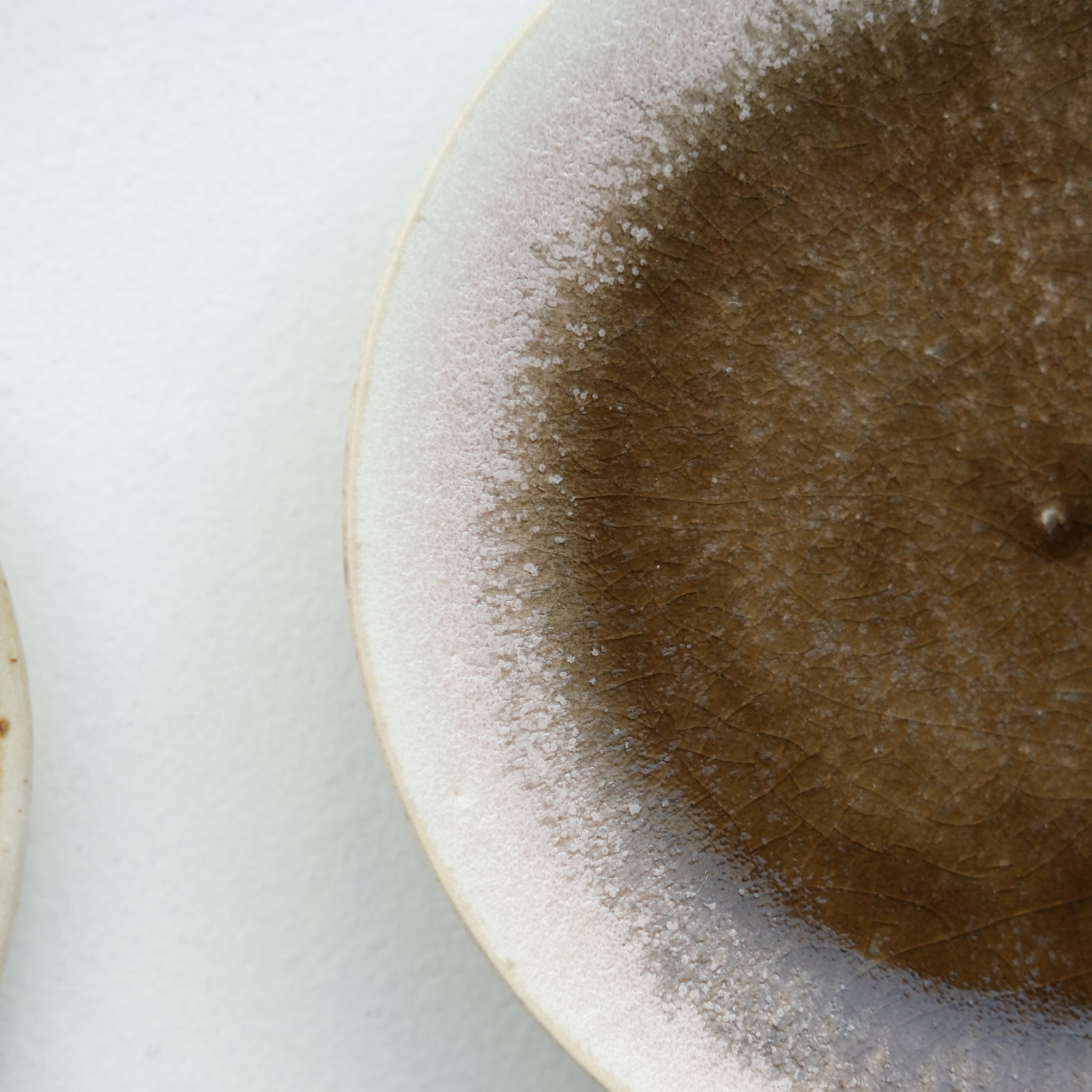 Assiette en grès D 15cm - sakura de Yuka Owada chez Brutal Ceramics