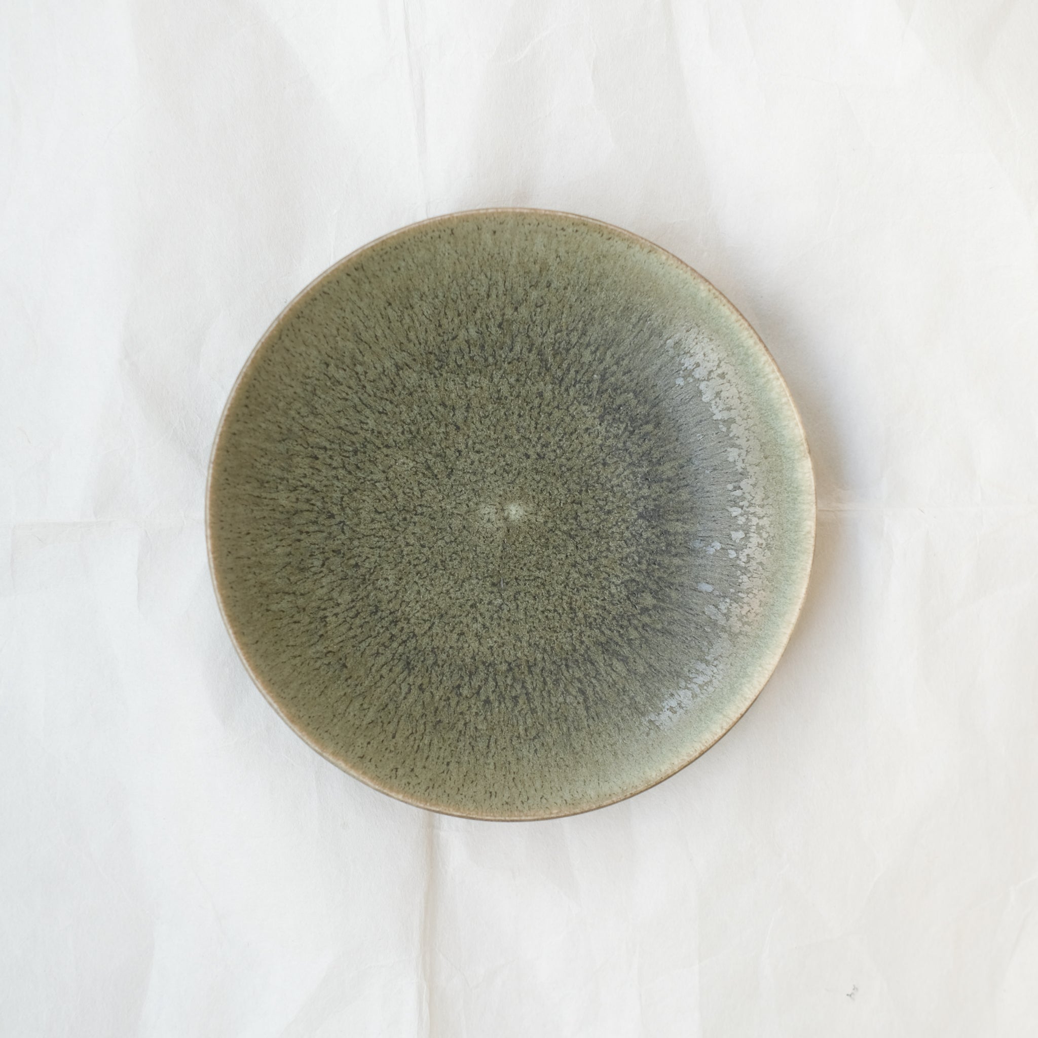 Assiette en grès D 15cm - vert fôret de Yuka Owada chez Brutal Ceramics