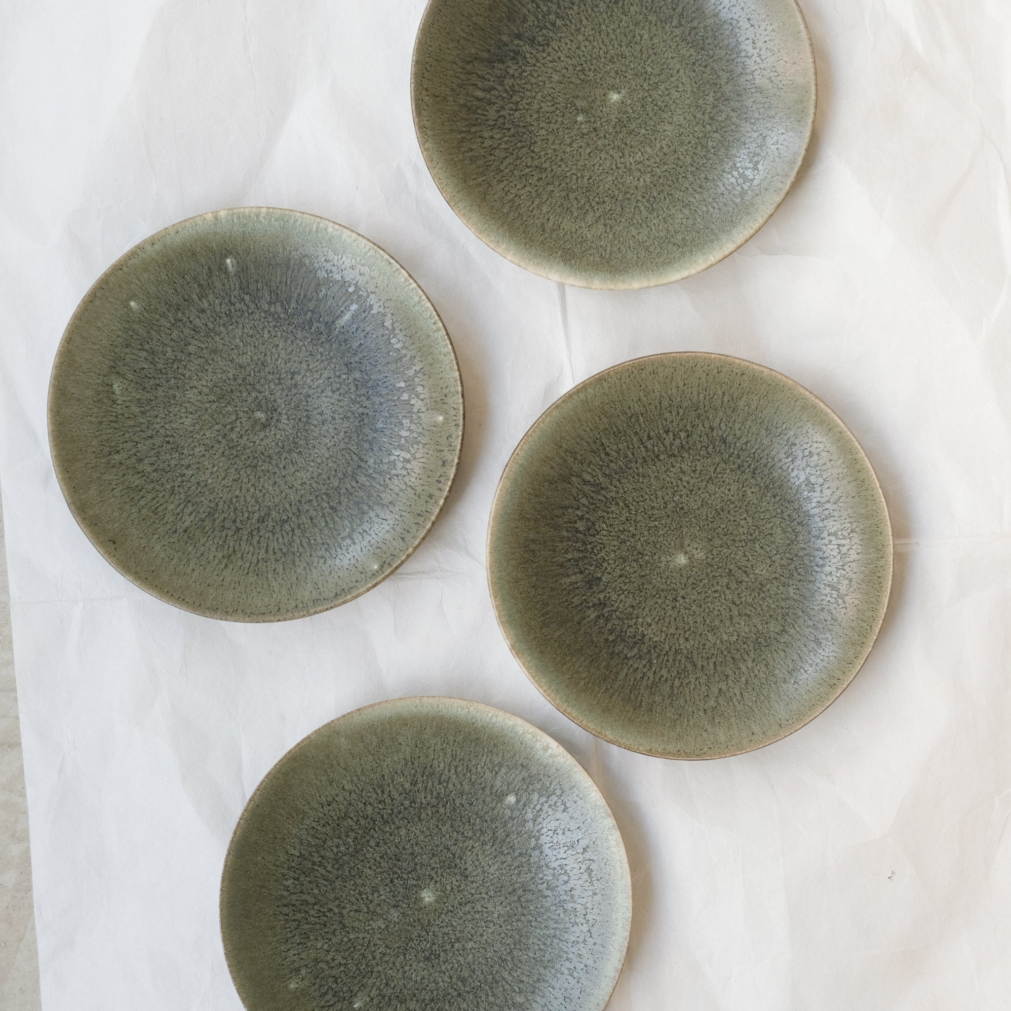 Assiette en grès D 15cm - vert fôret de Yuka Owada chez Brutal Ceramics