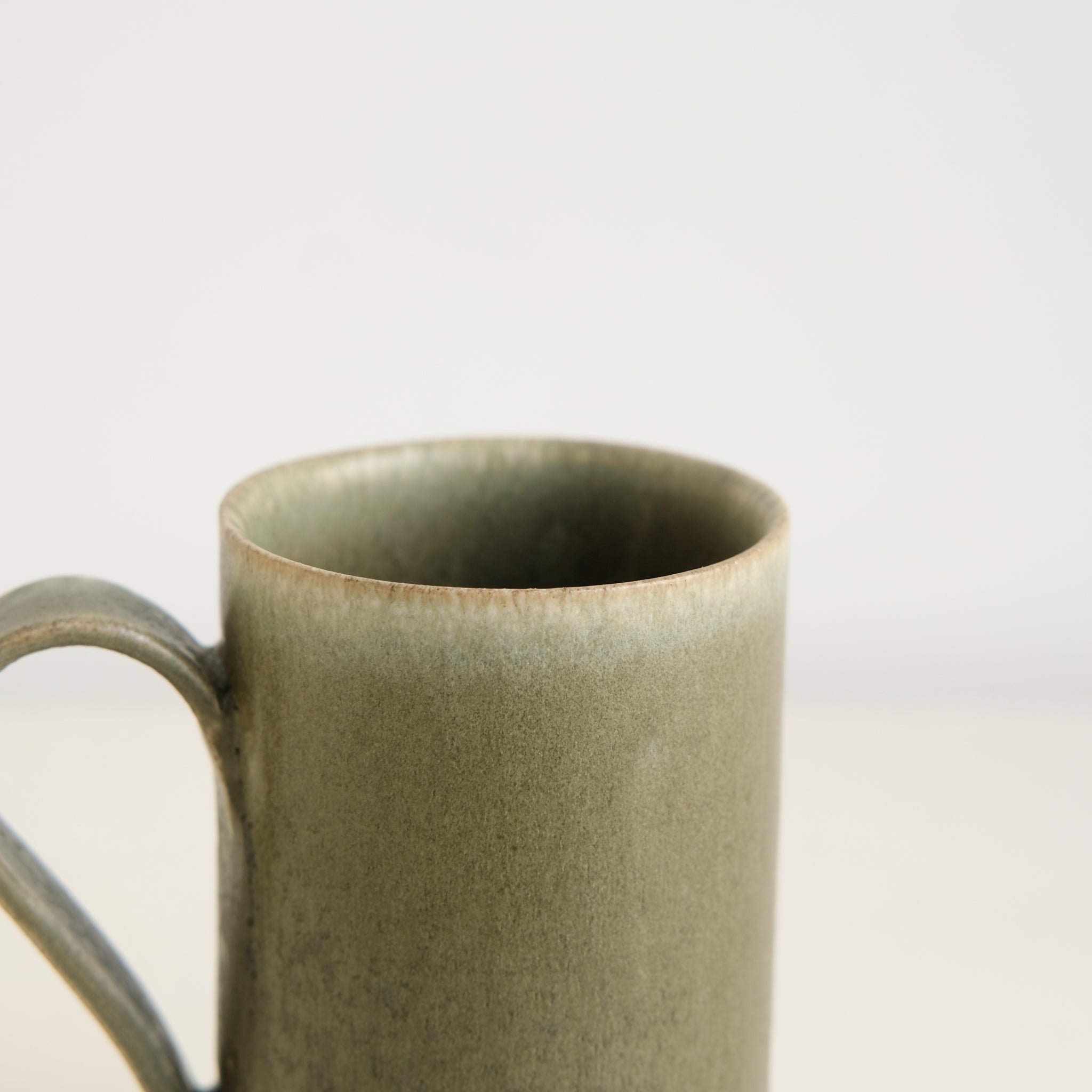 Mug en grès 150 ml - vert forêt de Yuka Owada chez Brutal Ceramics