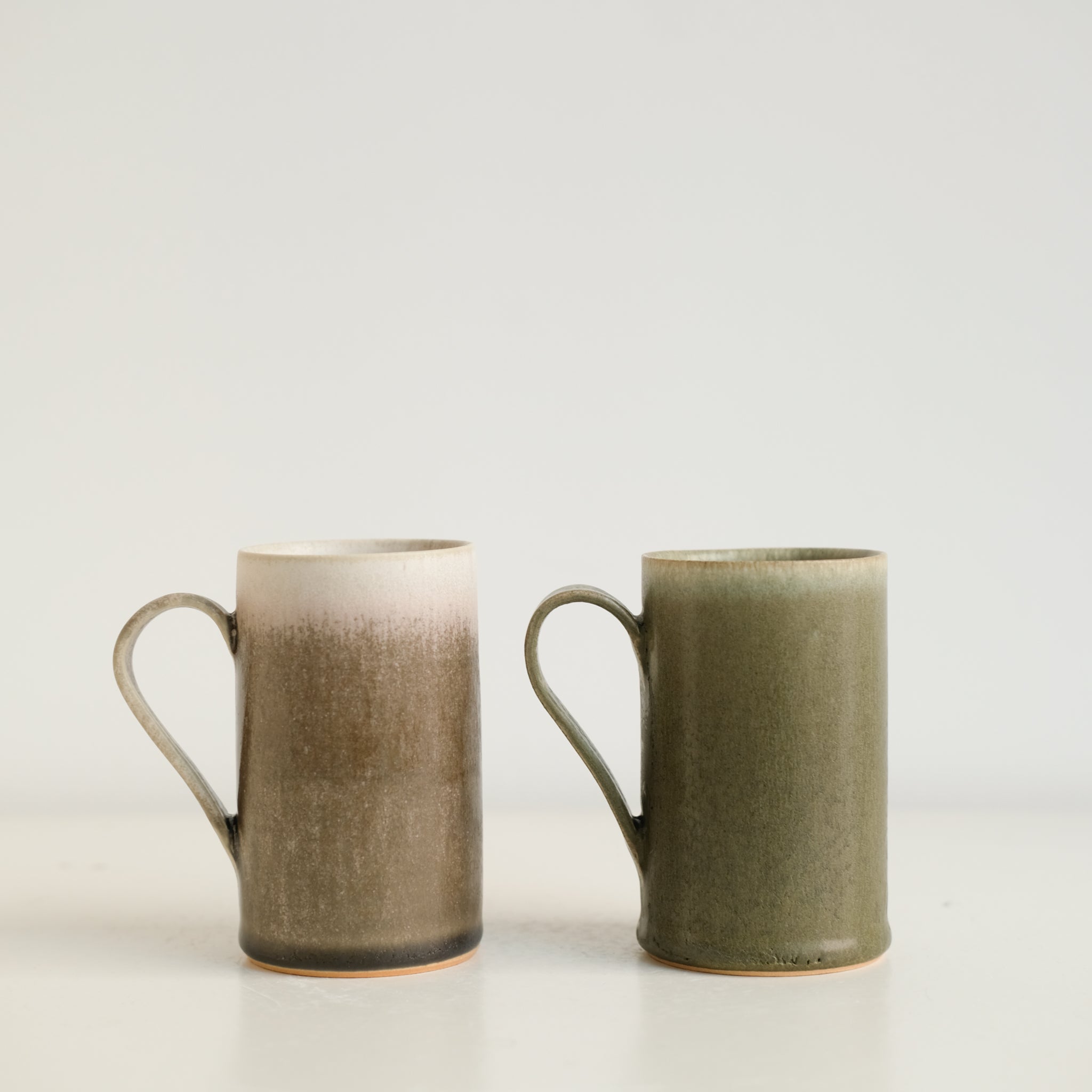 Mug en grès 150 ml - sakura de Yuka Owada chez Brutal Ceramics