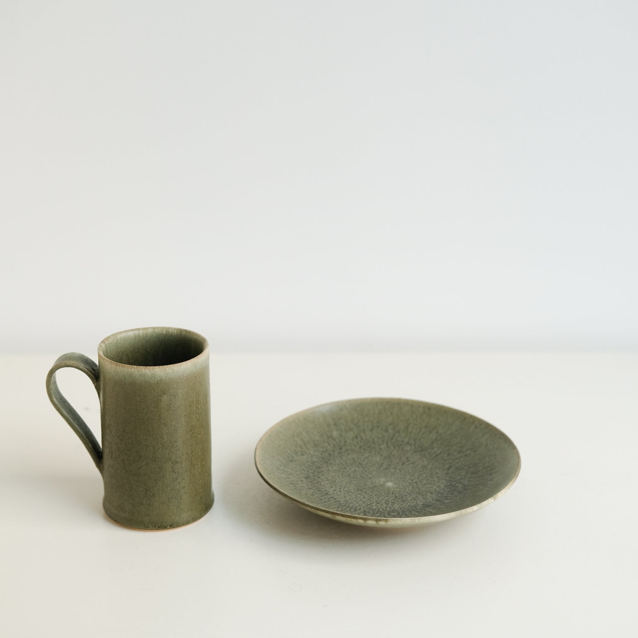 Assiette en grès D 15cm - vert fôret de Yuka Owada chez Brutal Ceramics