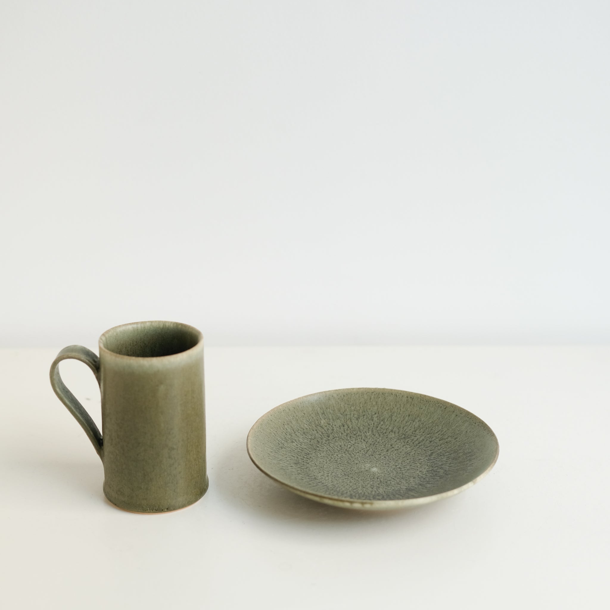 Mug en grès 150 ml - vert forêt de Yuka Owada chez Brutal Ceramics