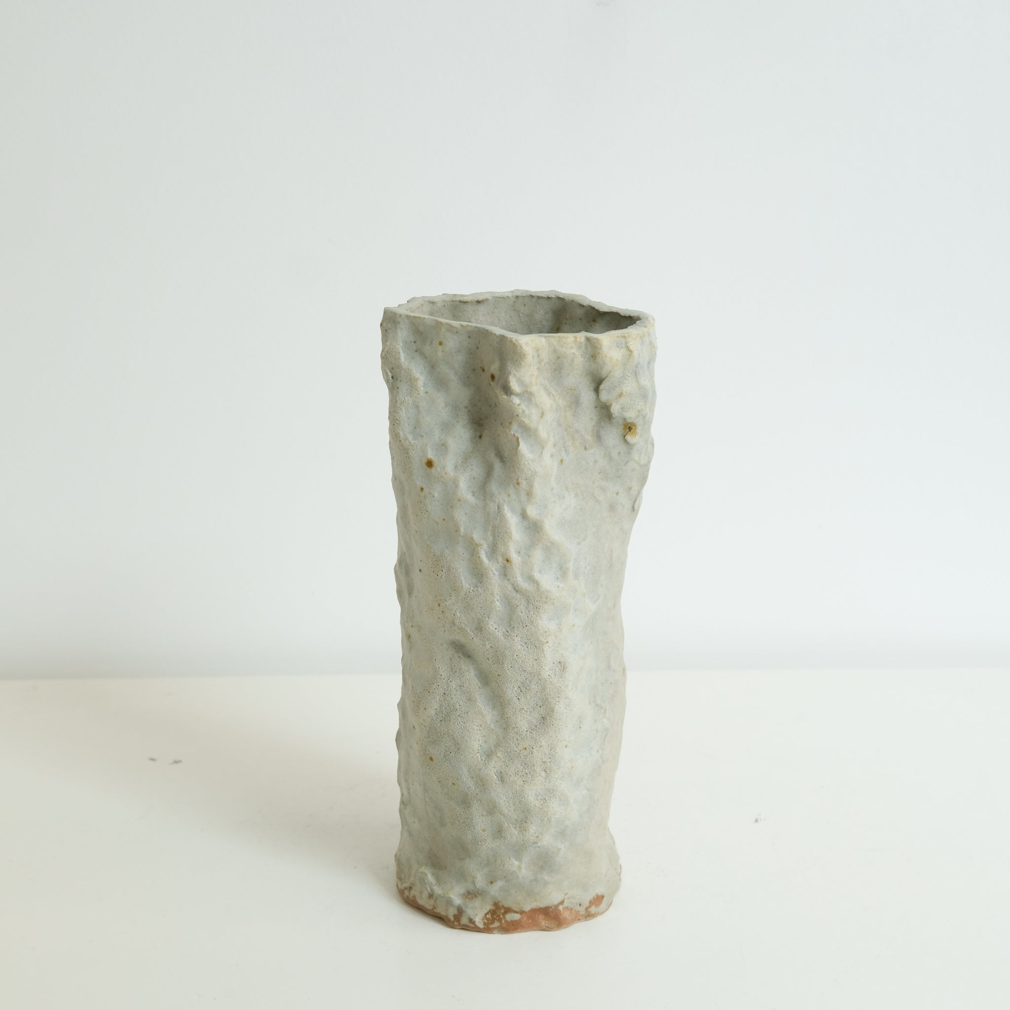 Vase 02 en grès H 22cm cuisson bois - Blanc gris de Judith Lasry chez Brutal Ceramics