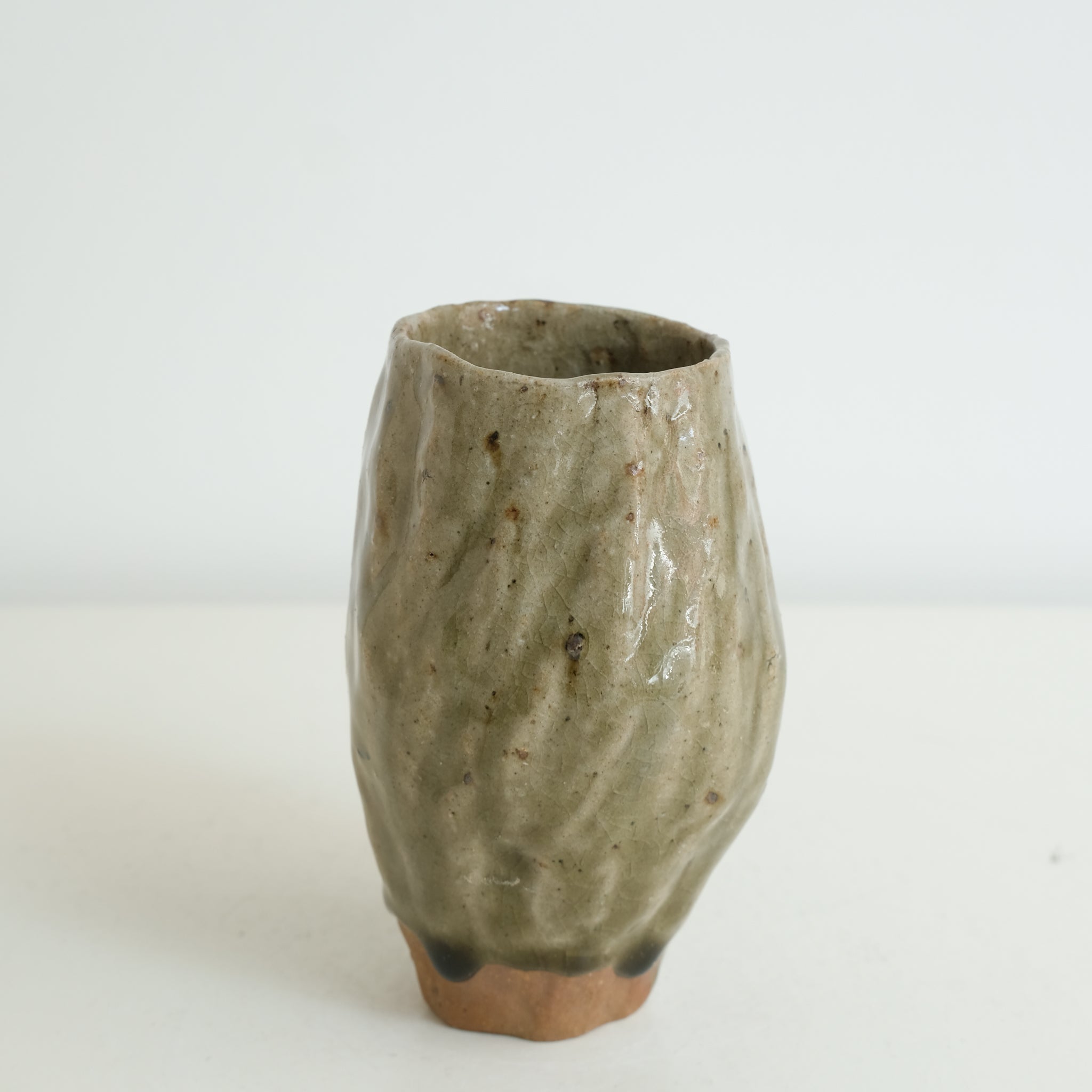 Vase 02 en grès H 11,5cm cuisson bois - vert brillant de Judith Lasry chez Brutal Ceramics
