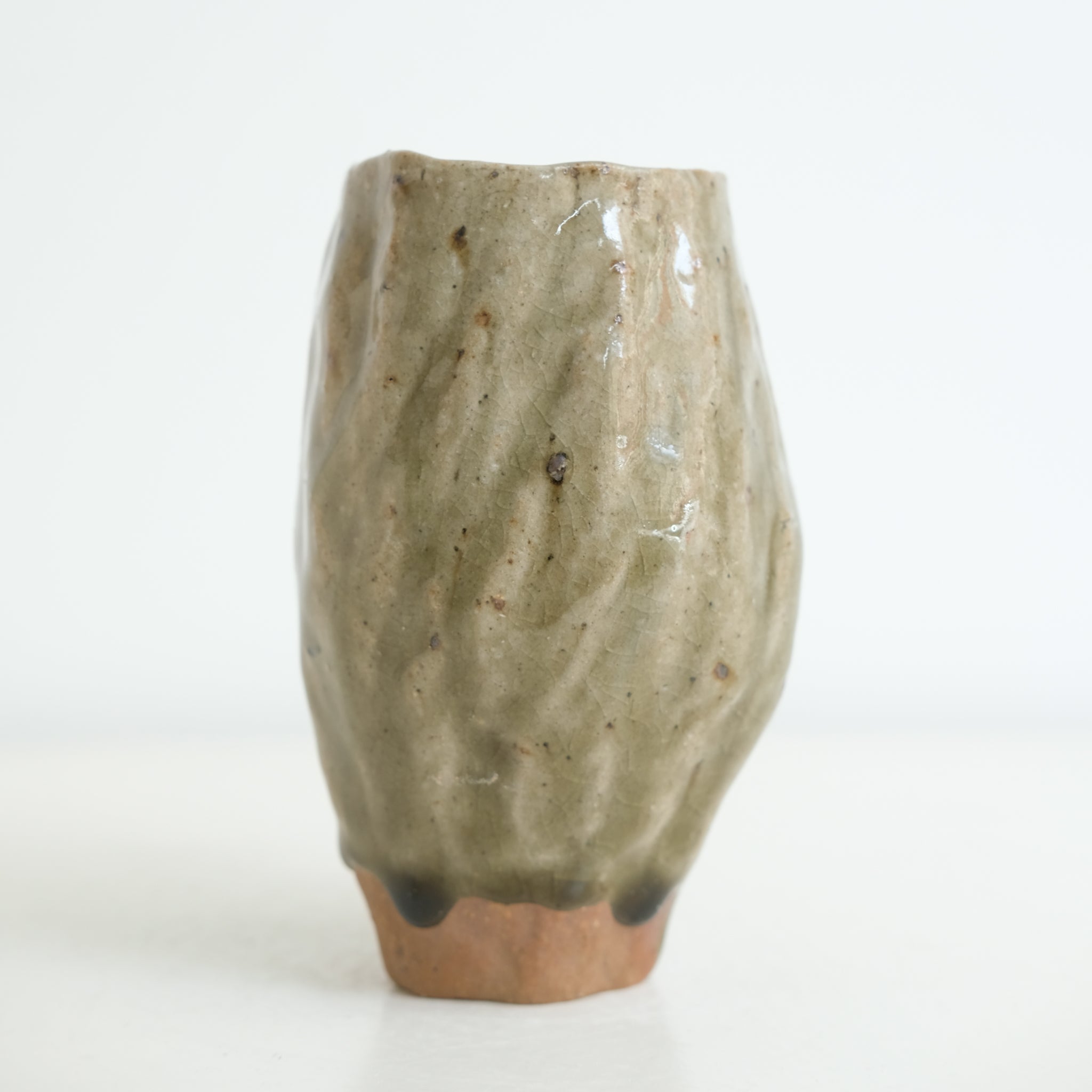 Vase 02 en grès H 11,5cm cuisson bois - vert brillant de Judith Lasry chez Brutal Ceramics