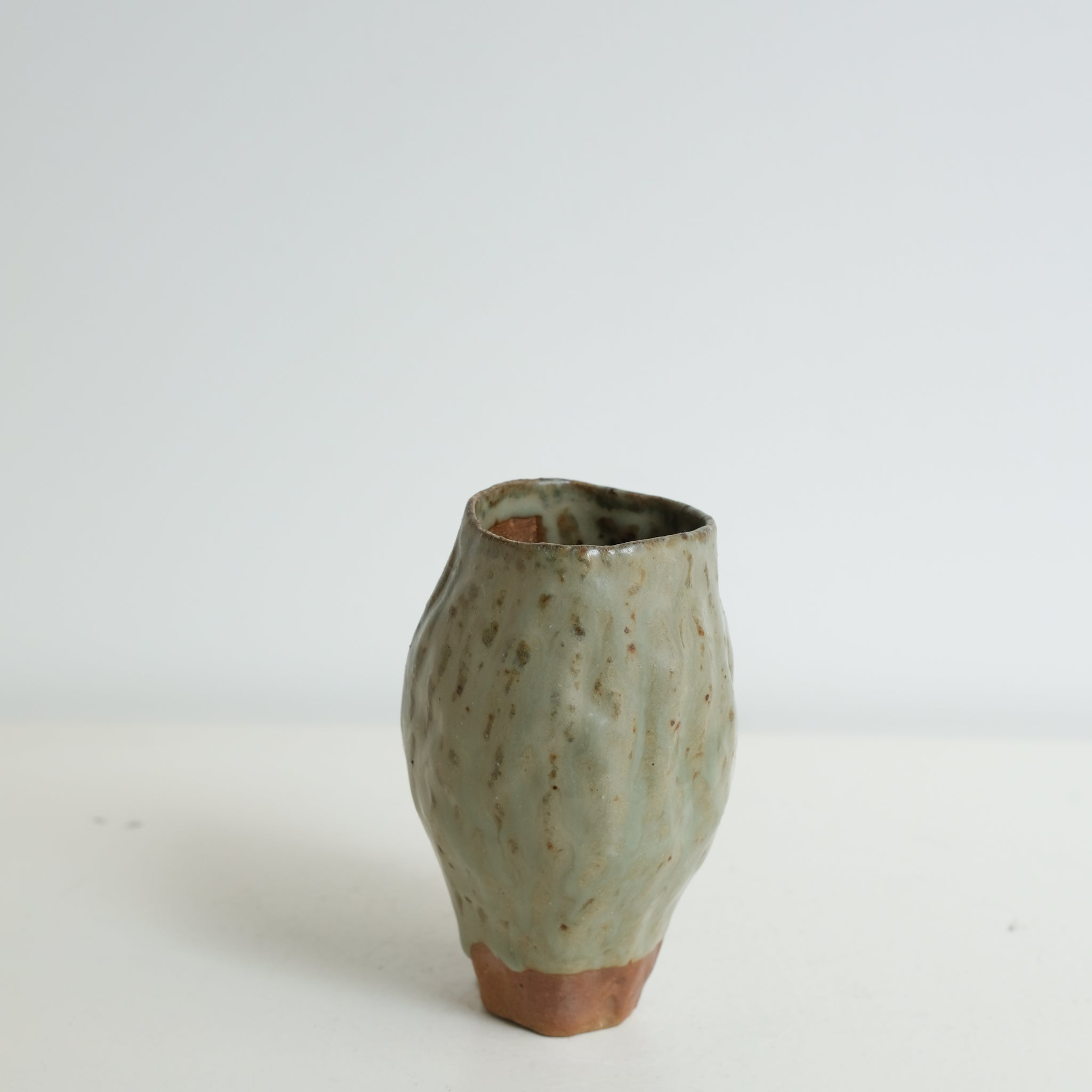 Vase 03 en grès H 13cm cuisson bois - brun et bleu de Judith Lasry chez Brutal Ceramics