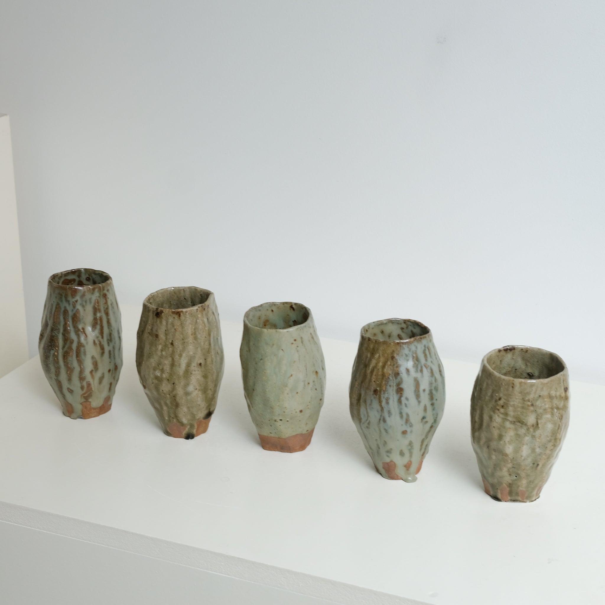 Vase 02 en grès H 11,5cm cuisson bois - vert brillant de Judith Lasry chez Brutal Ceramics