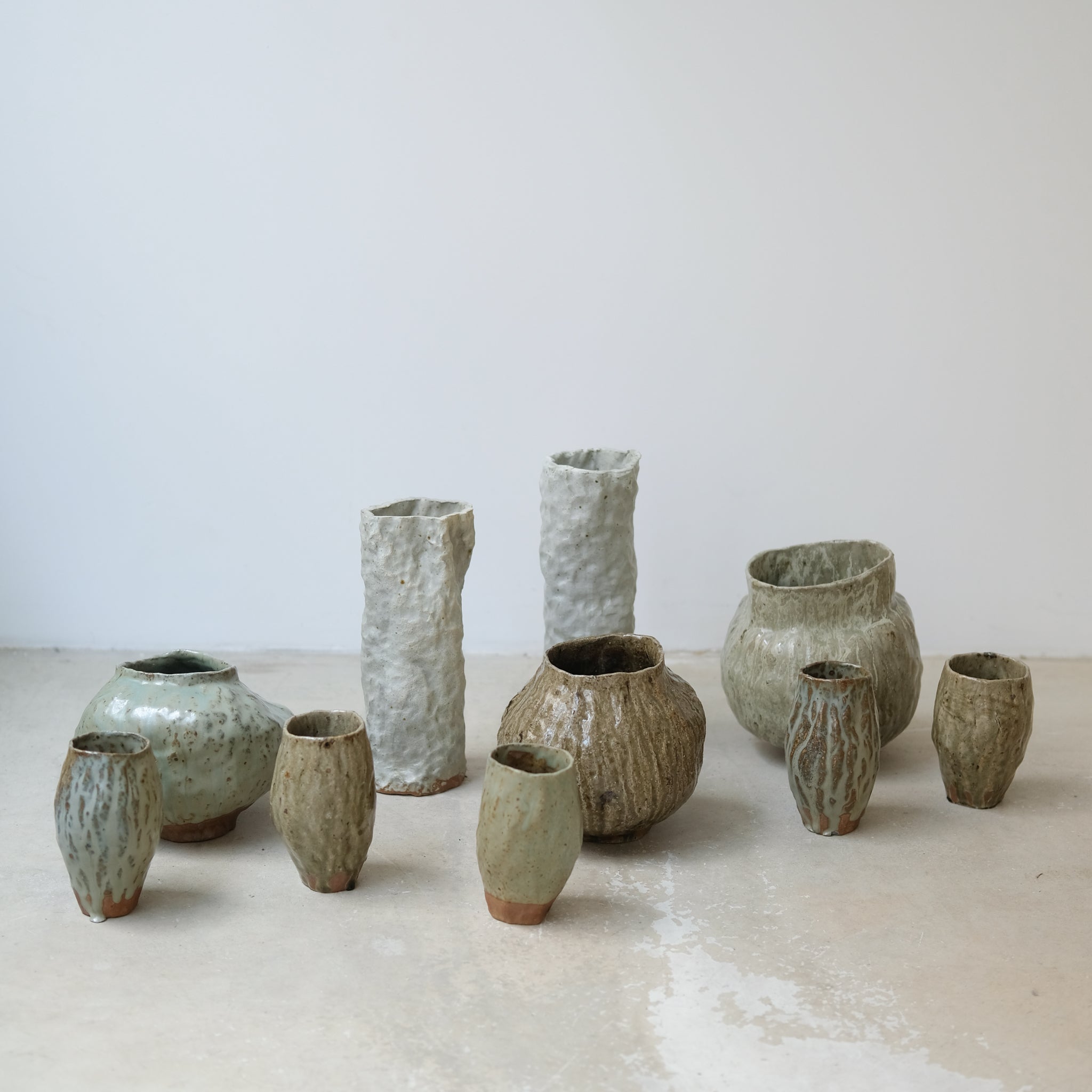 Vase 02 en grès H 11,5cm cuisson bois - vert brillant de Judith Lasry chez Brutal Ceramics