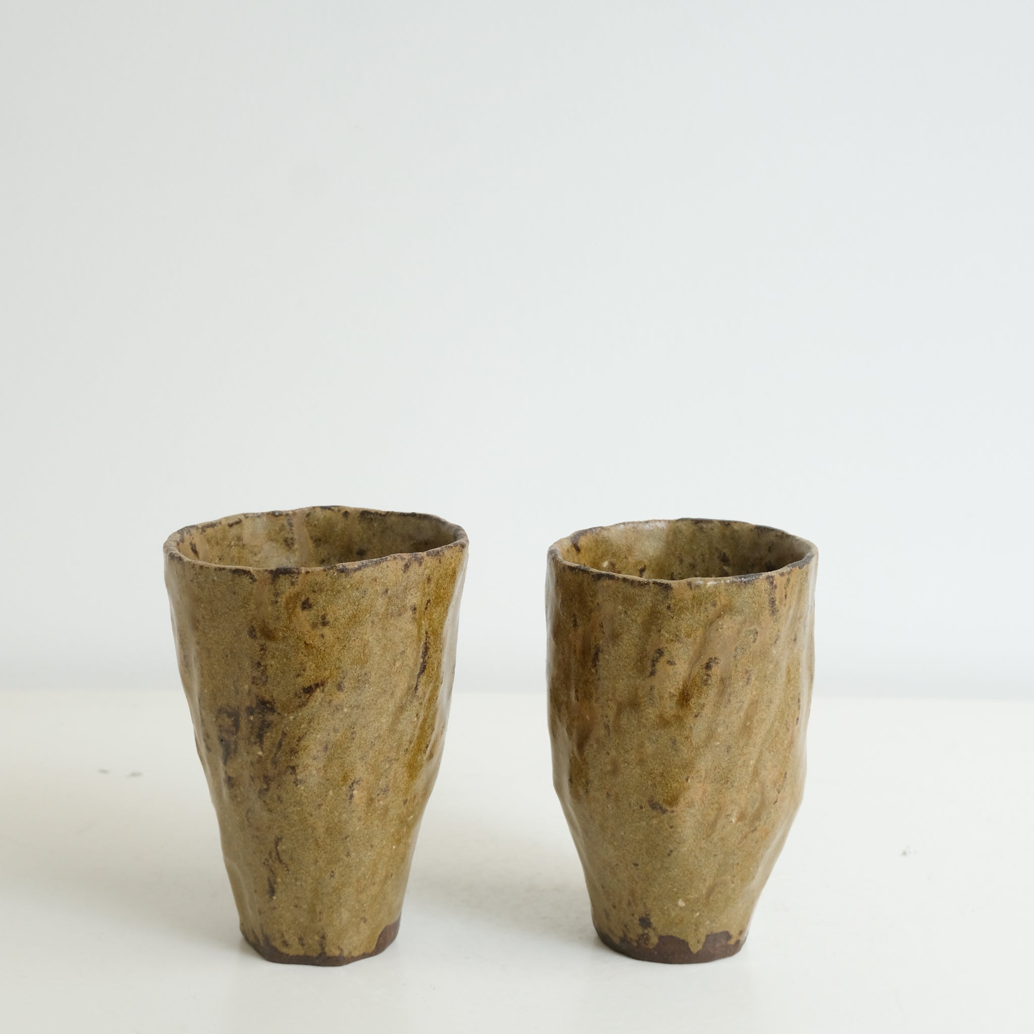 Tasse en grès 140ml - ocre brun de Judith Lasry chez Brutal Ceramics