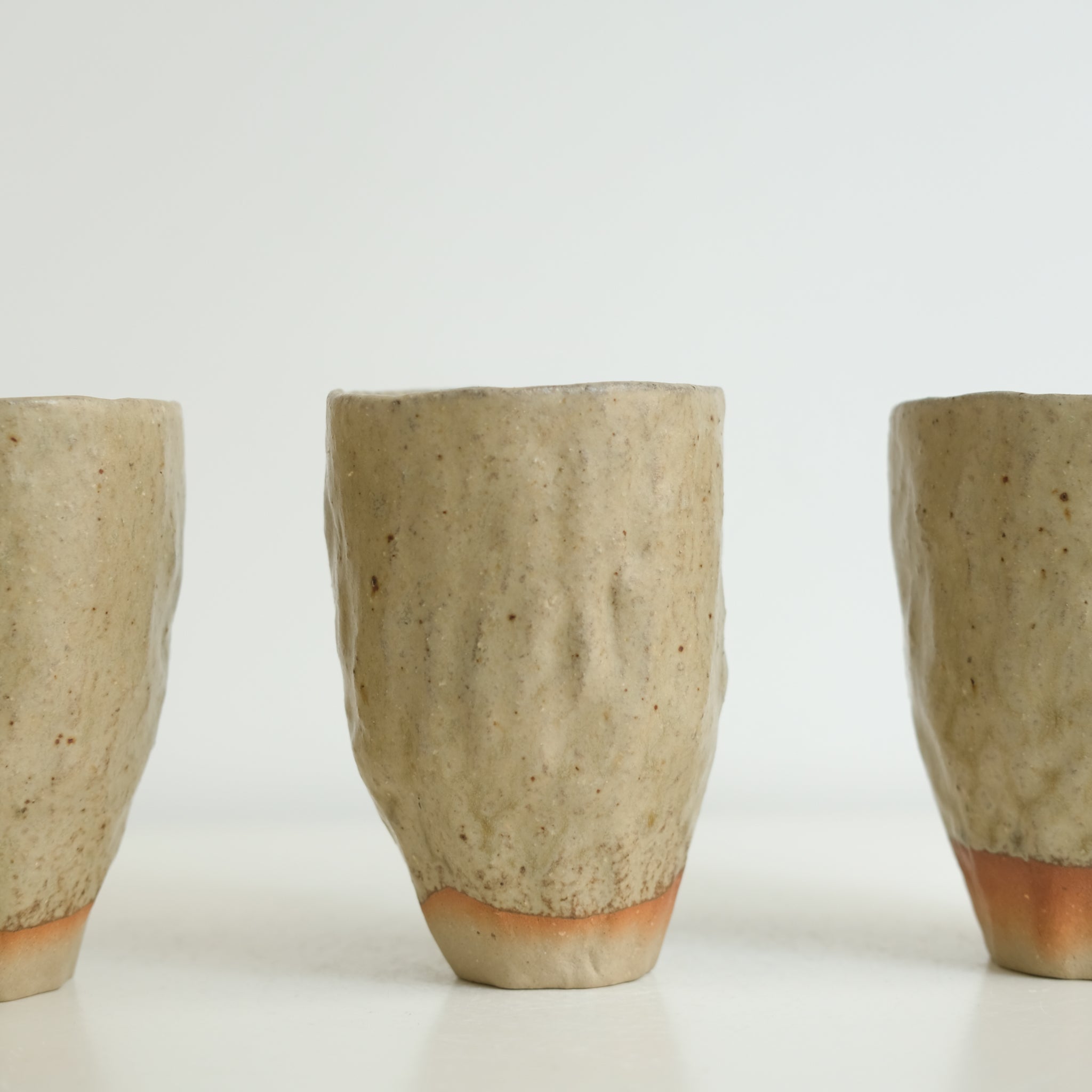Tasse en grès 210ml - gris vert de Judith Lasry chez Brutal Ceramics