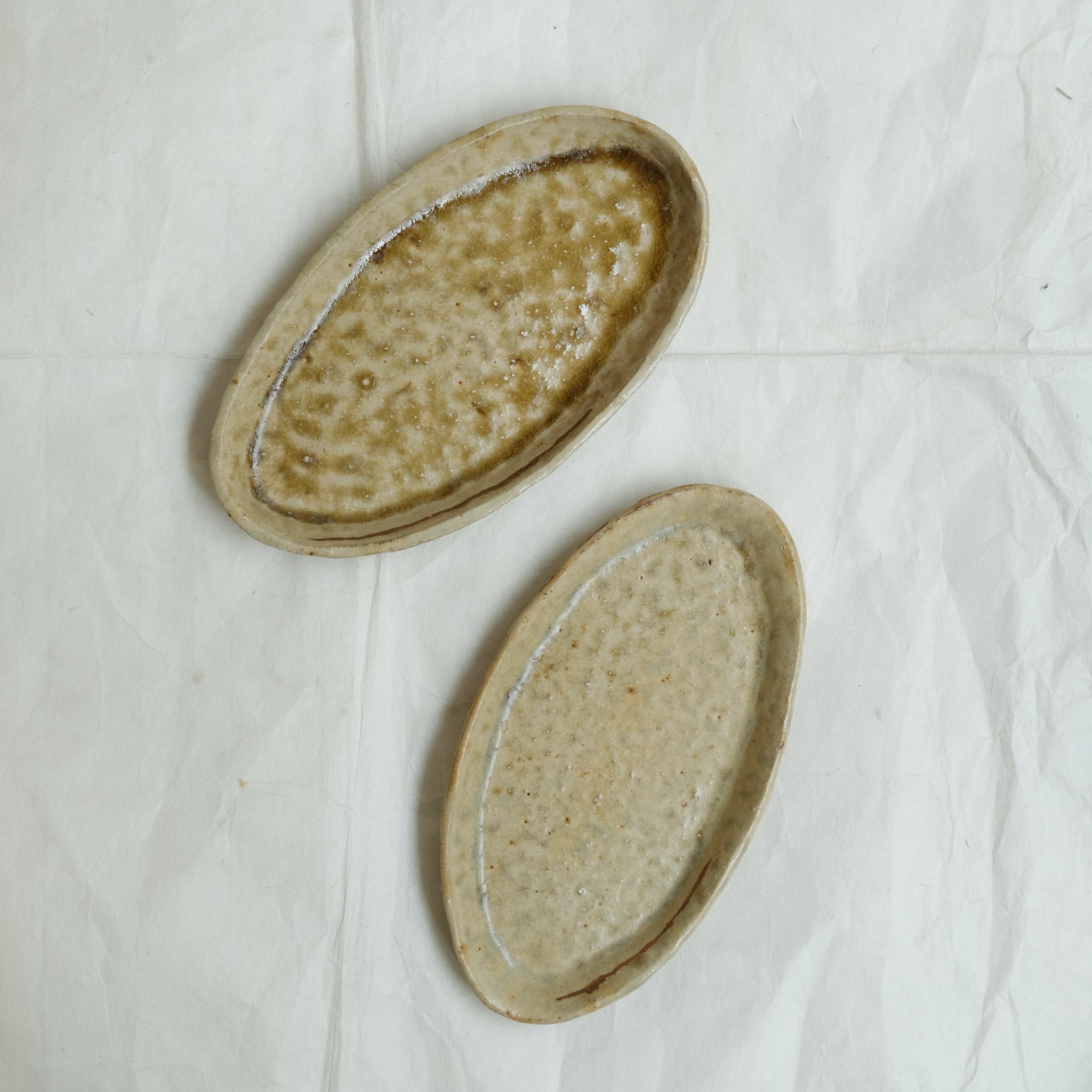 Plat oval en grès L 19,5cm - vert jaune de Judith Lasry chez Brutal Ceramics