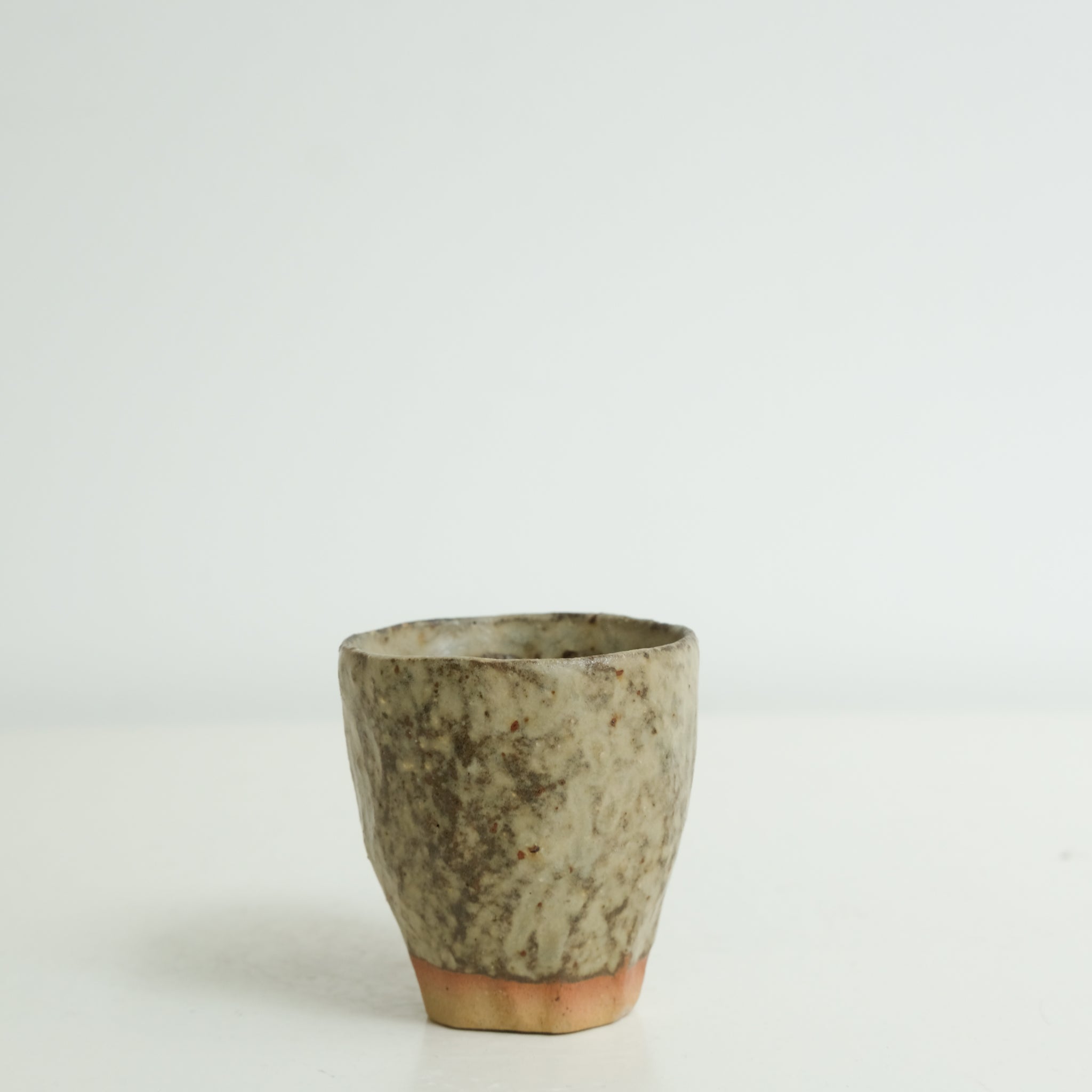 Tasse en grès 35ml - vert nuances de violet de Judith Lasry chez Brutal Ceramics