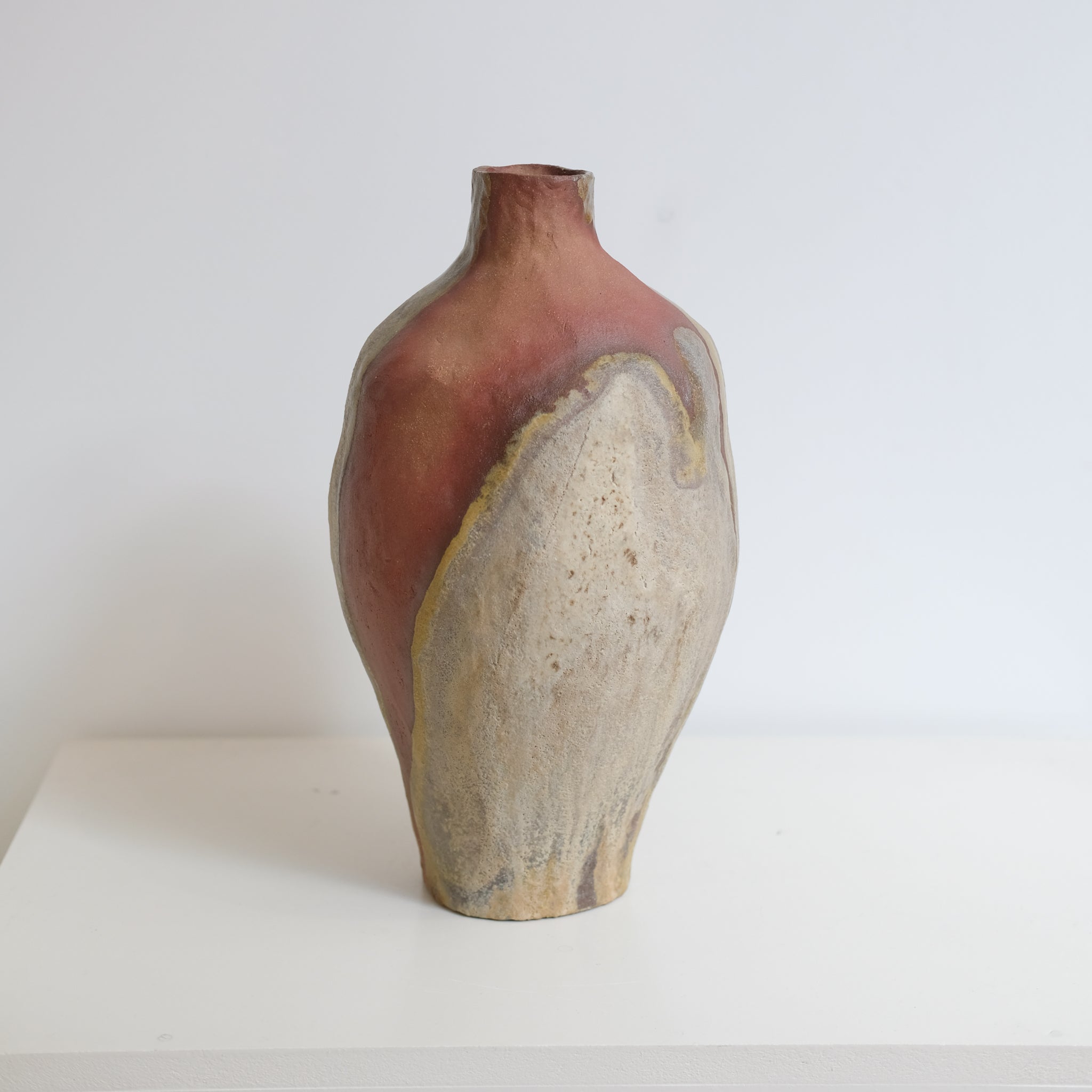 Vase en grès H 35 cm cuisson bois - beige, vert et roux de Judith Lasry chez Brutal