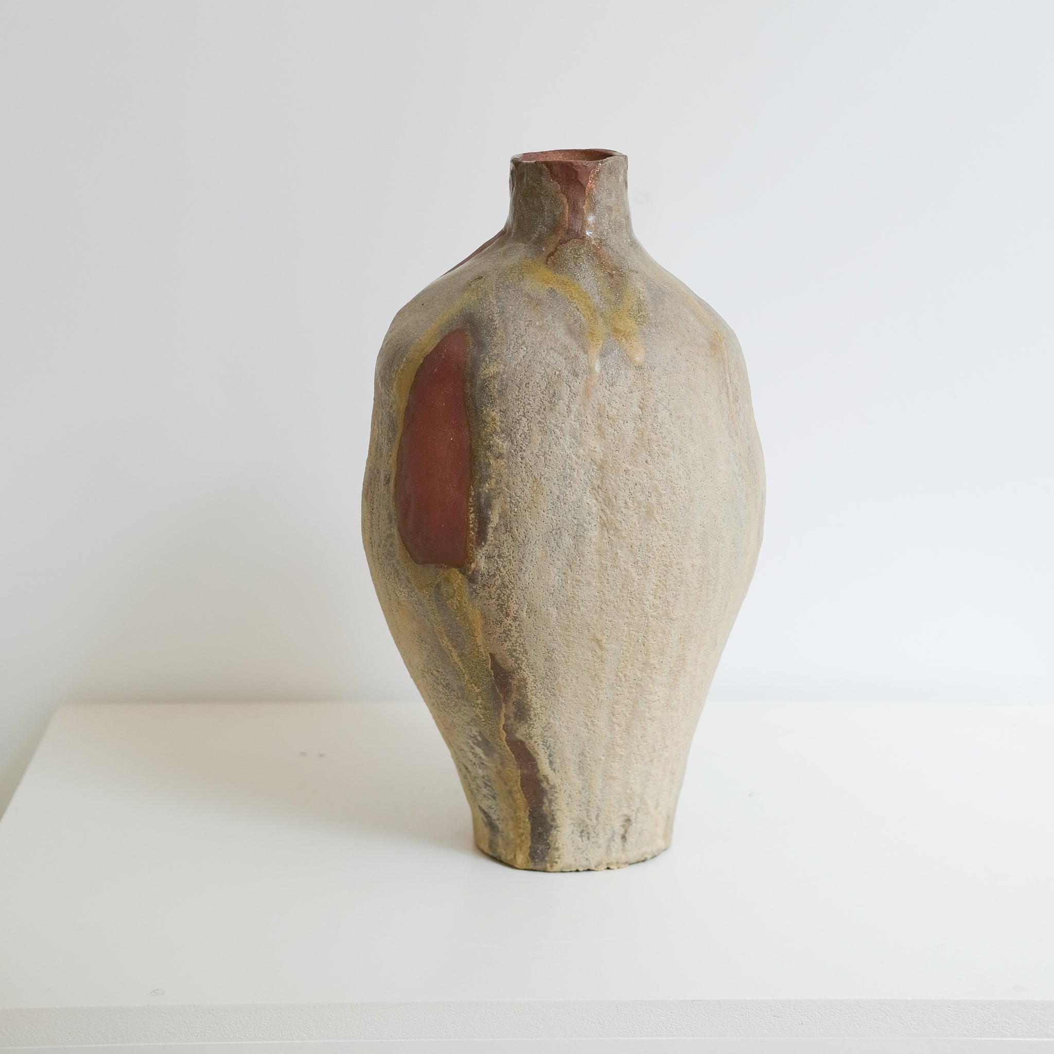 Vase en grès H 35 cm cuisson bois - beige, vert et roux de Judith Lasry chez Brutal