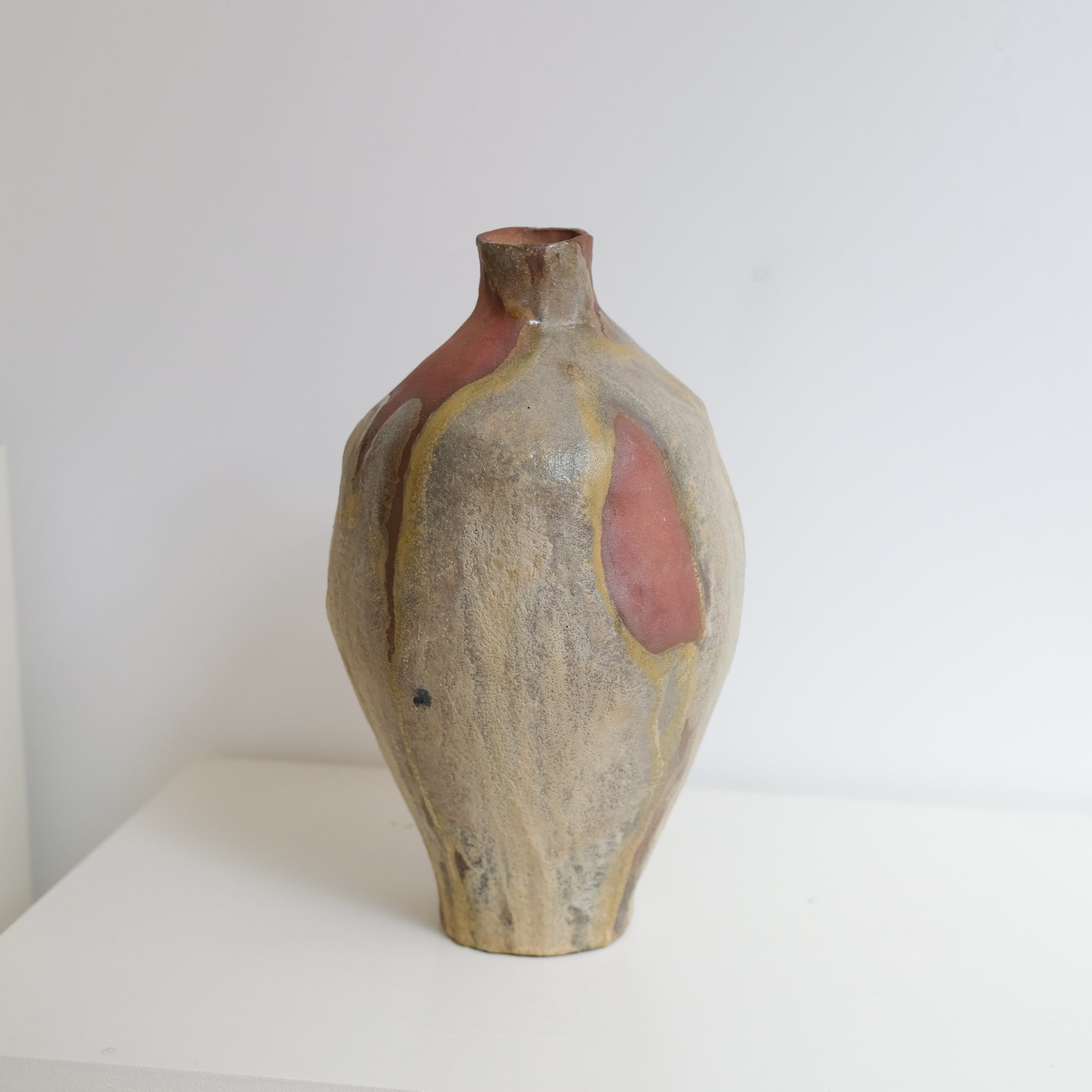 Vase en grès H 35 cm cuisson bois - beige, vert et roux de Judith Lasry chez Brutal