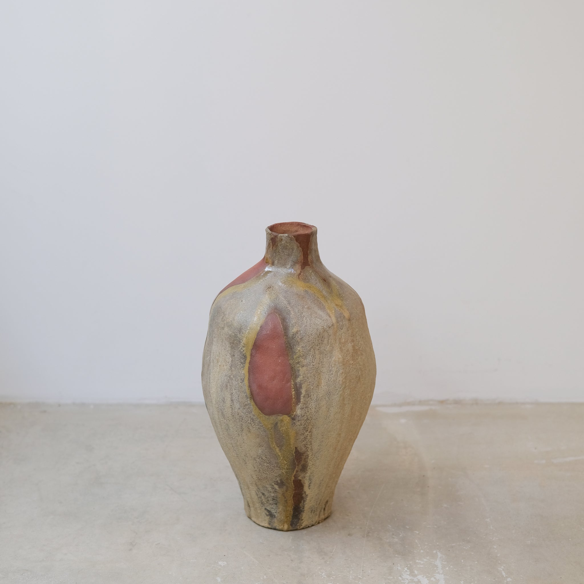 Vase en grès H 35 cm cuisson bois - beige, vert et roux de Judith Lasry chez Brutal
