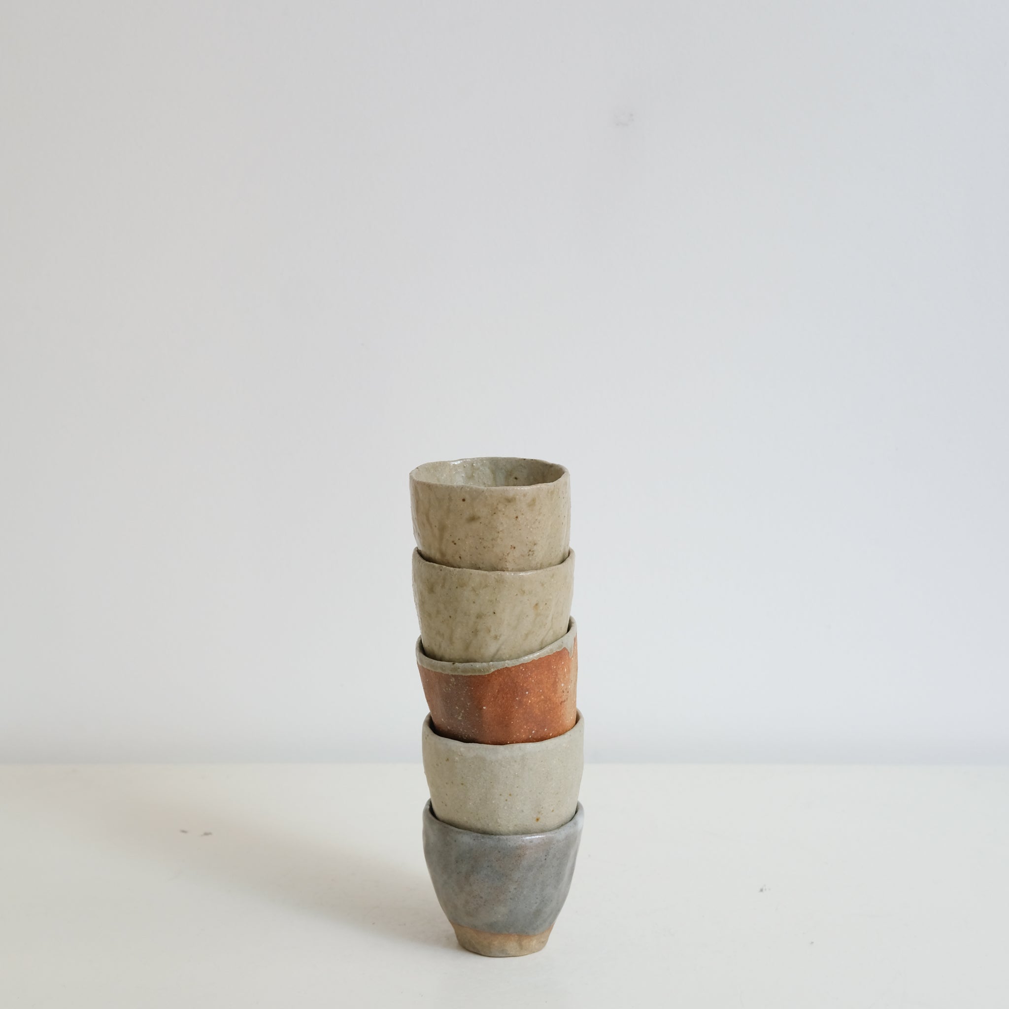 Tasse en grès 75ml, cuisson bois - roux et beige de Judith Lasry chez Brutal Ceramics