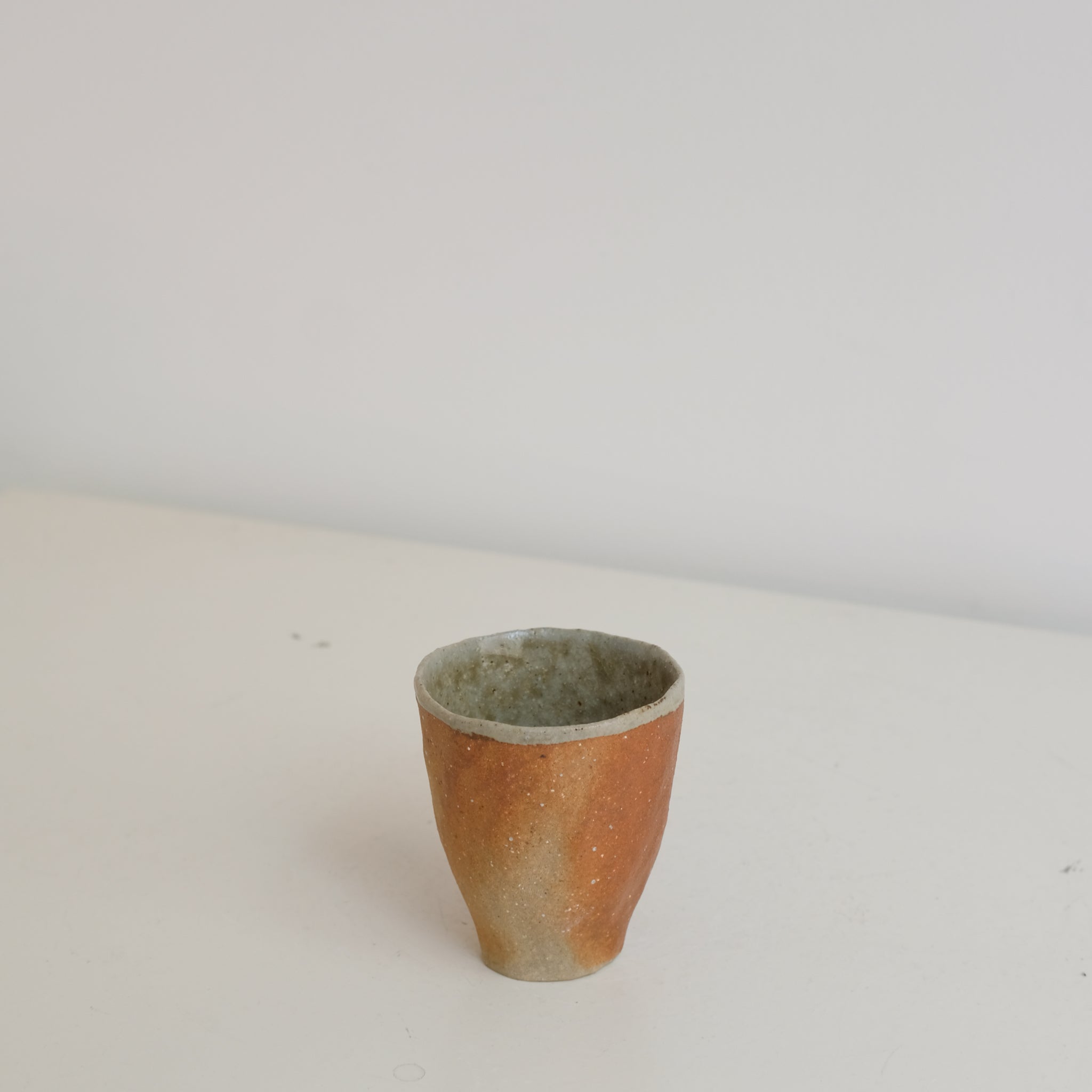 Tasse en grès 75ml, cuisson bois - roux et beige de Judith Lasry chez Brutal Ceramics