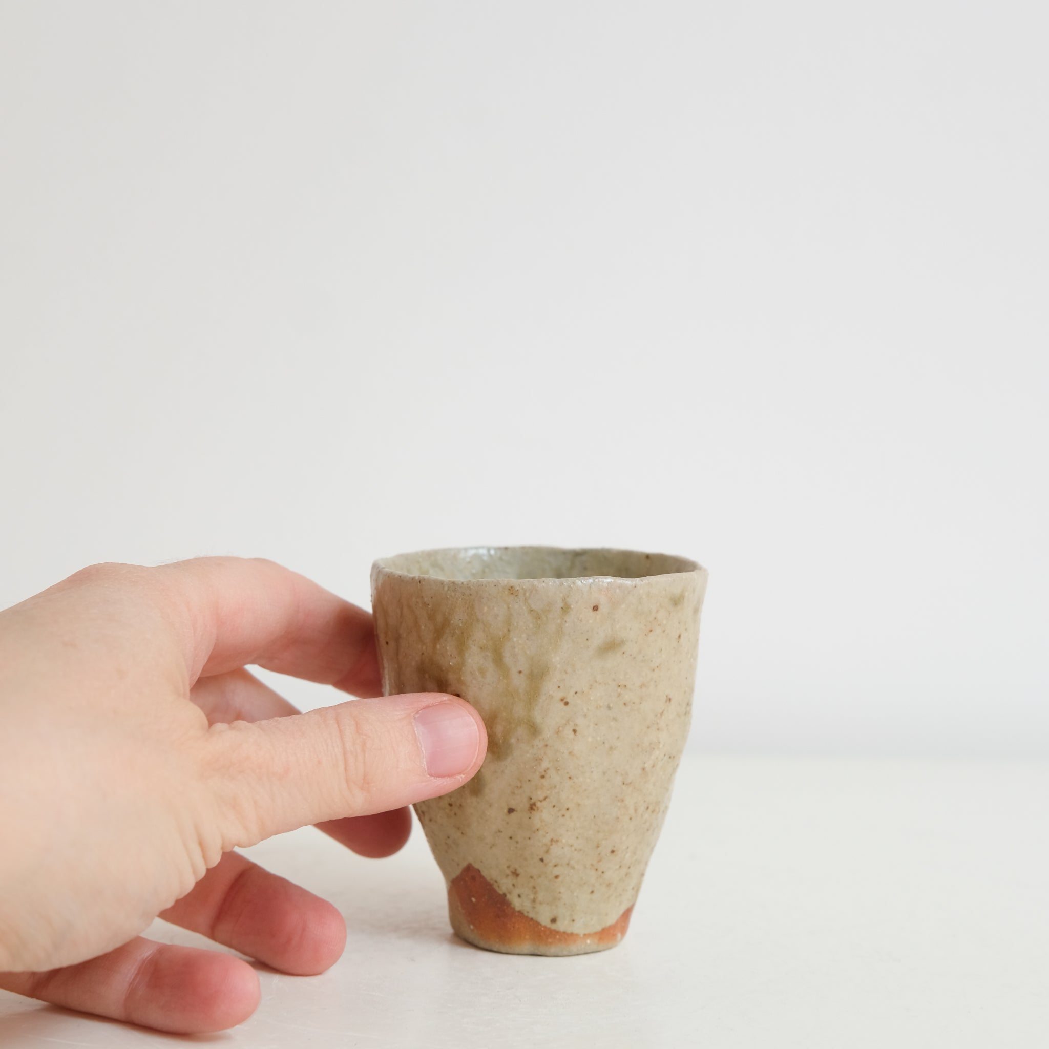 Tasse en grès 75ml, cuisson bois - vert gris et nuances rousses de Judith Lasry chez Brutal Ceramics