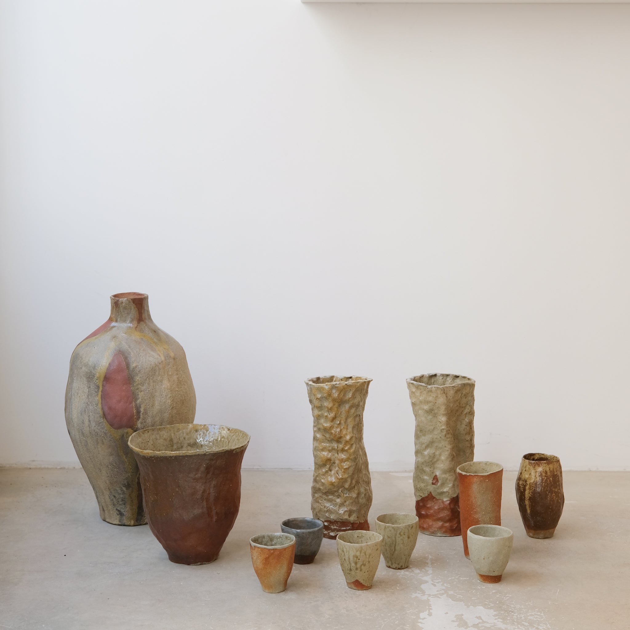 Vase en grès H 35 cm cuisson bois - beige, vert et roux de Judith Lasry chez Brutal