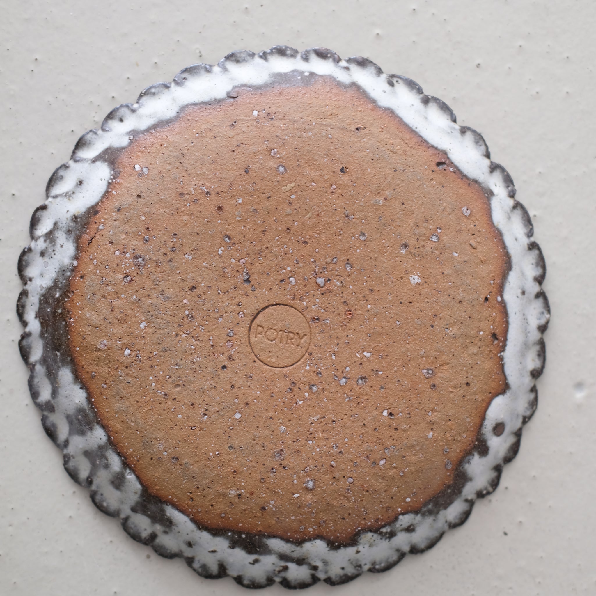 Assiette en terre recoltée D 22cm - blanc mat par Potry chez Brutal Ceramics
