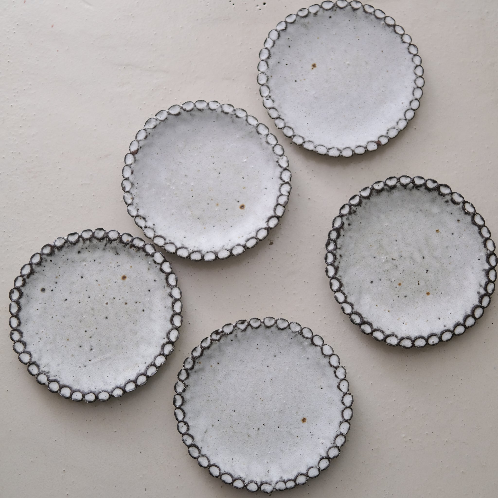 Assiette en terre recoltée D 22cm - blanc mat par Potry chez Brutal Ceramics