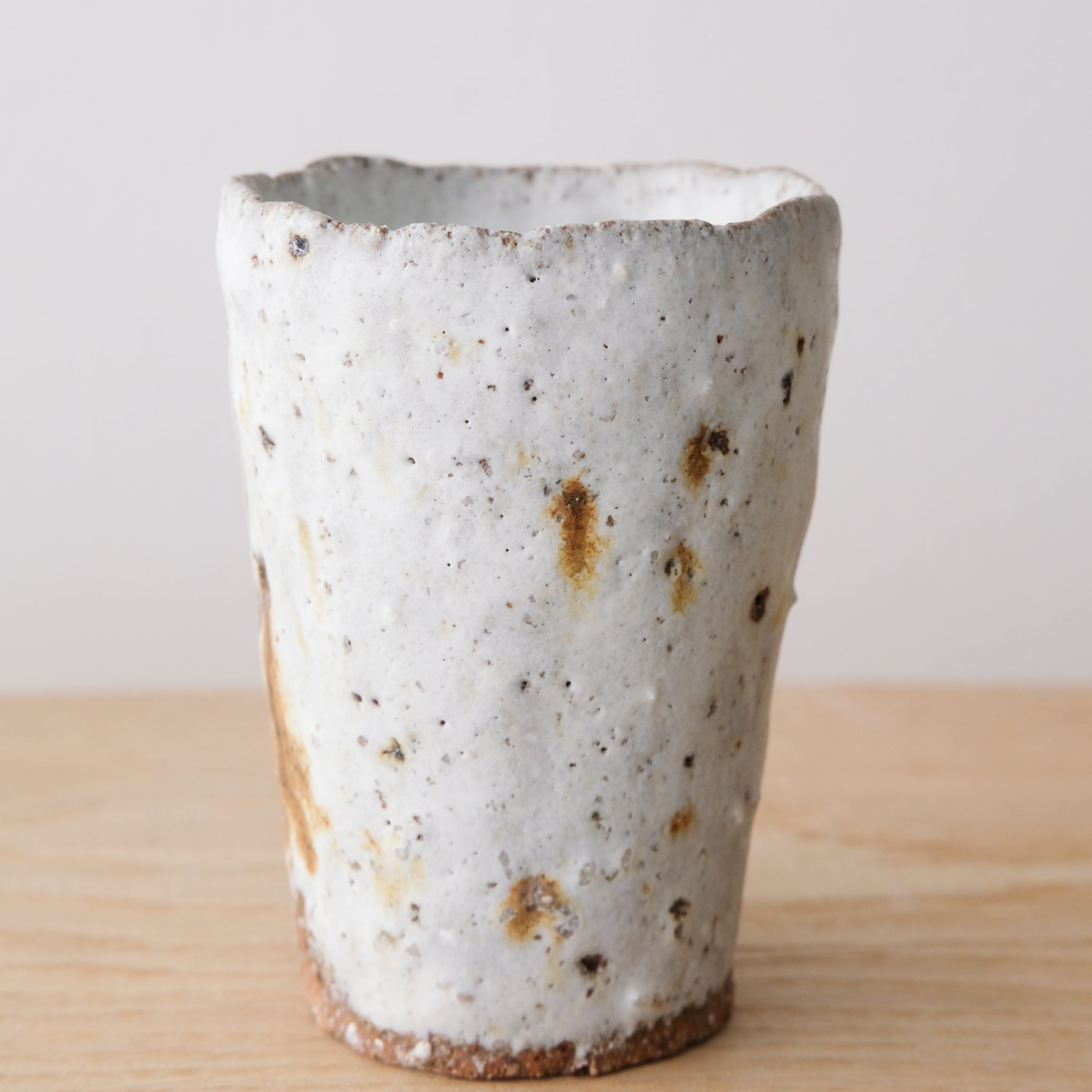 Tasse en terre recoltée 150 ml - blanc mat- par Potry chez Brutal Ceramics
